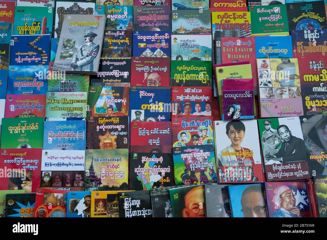 27.01.2017, Yangon, Yangon Region, Republik der Union Myanmar, Asien - das Angebot eines Buchhändlers im Zentrum der ehemaligen Hauptstadt. [Automatisierte Übersetzung] Stockfoto