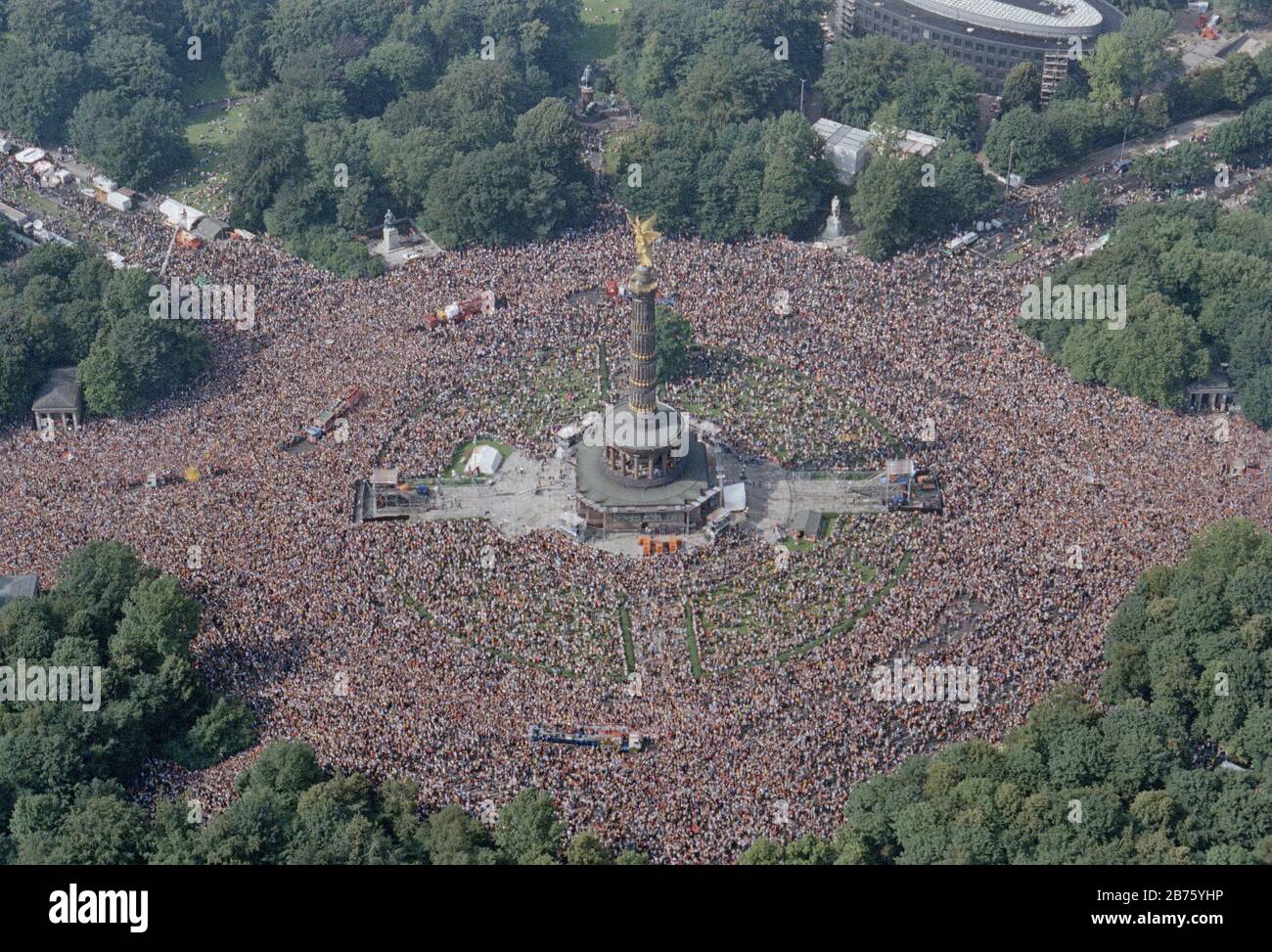 Luftbild der Siegessäule während der Loveparade. Unter dem Motto 