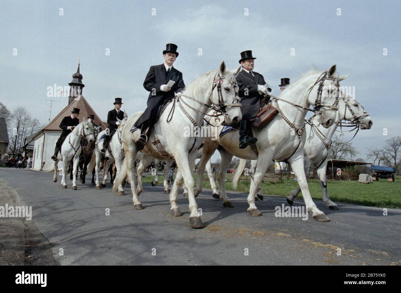 Sorbische Osterfahrer fahren am Ostersonntag in Wittichenau mit ihren Pferden, am 30.03.1997 [automatisierte Übersetzung] Stockfoto