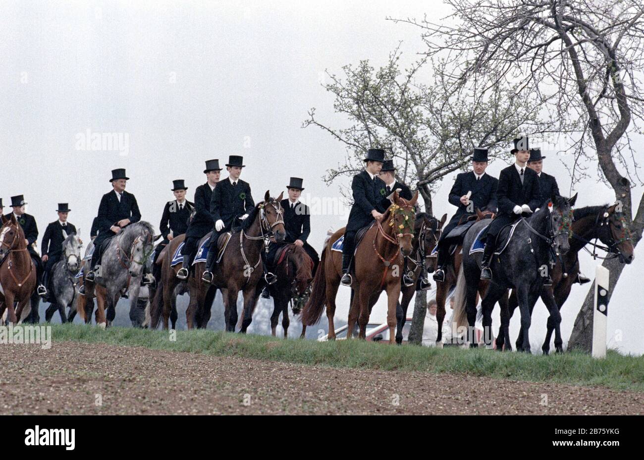 Sorbische Osterfahrer fahren am Ostersonntag in Wittichenau mit ihren Pferden, am 30.03.1997 [automatisierte Übersetzung] Stockfoto
