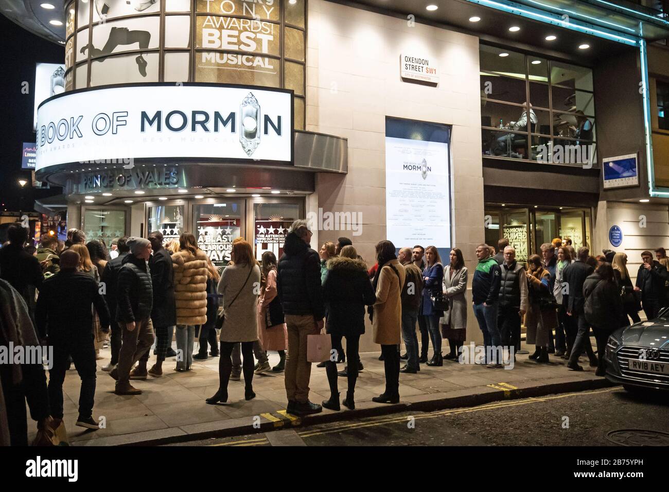 Die Leute, die am Tag nach dem Premierminister Schlange standen, um die Show "Book of Mormon" im Londoner Theaterland zu sehen, sagten, dass Covid-19 "die schlimmste öffentliche Gesundheitskrise für eine Generation ist", und der Top-Wissenschaftler der Regierung warnte, dass bis zu 10.000 Menschen in Großbritannien bereits infiziert seien. Stockfoto