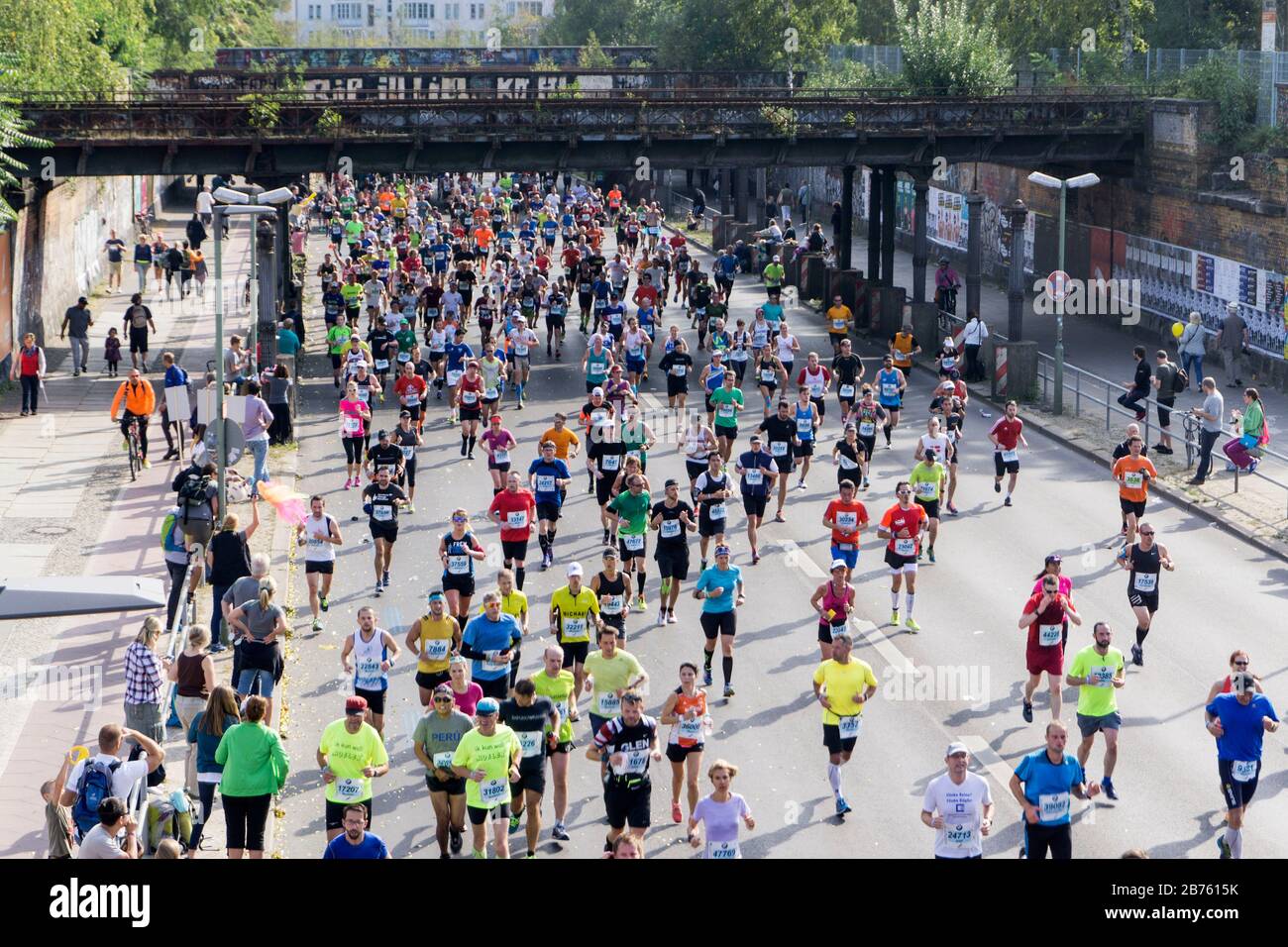 Die Läufer des 43. Berlin-Marathons werden entlang der Berliner Yorkstraße fahren. 41.283 Läufer nahmen am Marathon Teil. [Automatisierte Übersetzung] Stockfoto