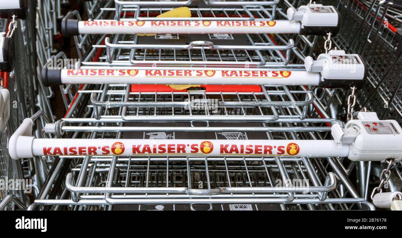 Einkaufswagen in einer Berliner Kaiser-Filiale am 01.11.2016. Die Supermarktkette wird nicht vollständig an die Edeka-Gruppe verkauft. Edeka soll die Tengelmann-Filialen in Berlin an den Rivalen Rewe übergeben. Edeka bekommt die Filialen in Bayern. Die Verhandlungen über die Filialen in NRW müssen fortgesetzt werden. [Automatisierte Übersetzung] Stockfoto