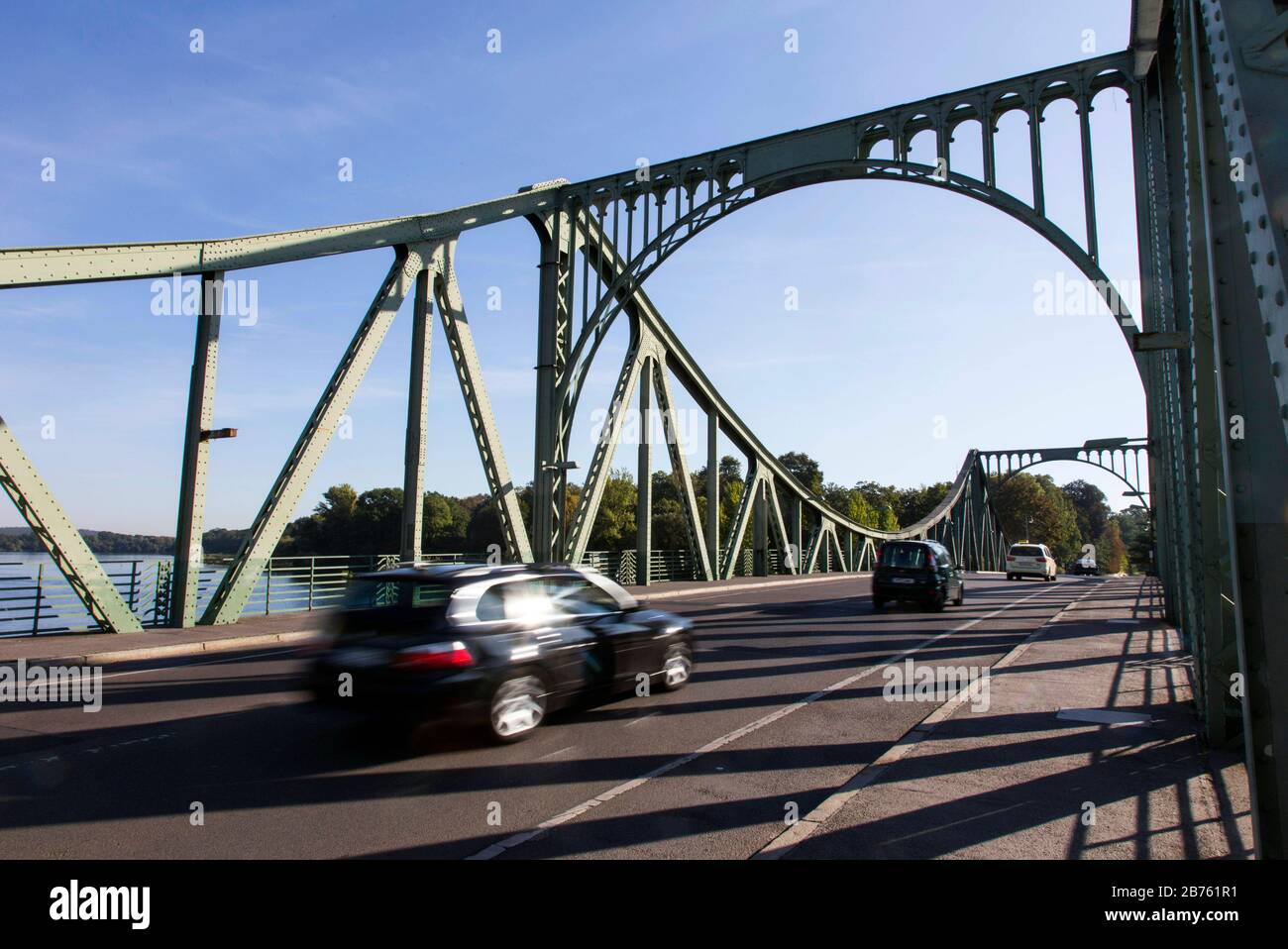 Autos fahren über die Glienicker Brücke . Die Glienicker Brücke bildet heute die Stadtgrenze zwischen Berlin und Potsdam und war zur Zeit der deutschen Teilung Grenzort und Umsteigepunkt für Spione aus Ost und West. [Automatisierte Übersetzung] Stockfoto