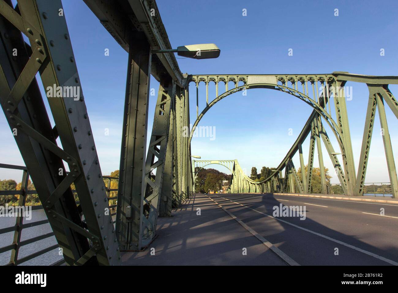 Die Glienicker Brücke bildet heute die Stadtgrenze zwischen Berlin und Potsdam und war zur Zeit der Teilung Deutschlands Grenzort und Umsteigepunkt für Spione aus Ost und West. [Automatisierte Übersetzung] Stockfoto