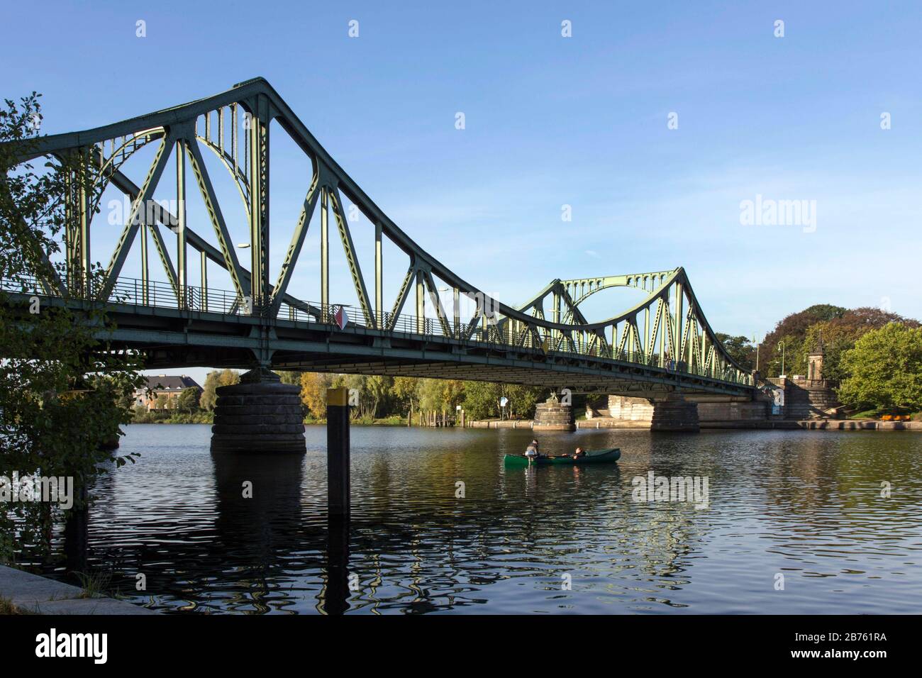 Heute ist die Glienicker Brücke die Stadtgrenze zwischen Berlin und Potsdam und war während der deutschen Teilung Grenzort und Umsteigepunkt für Spione aus Ost und West. [Automatisierte Übersetzung] Stockfoto