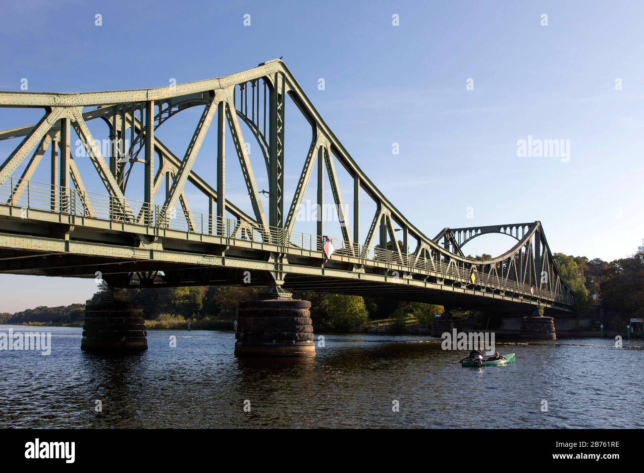 Heute ist die Glienicker Brücke die Stadtgrenze zwischen Berlin und Potsdam und war während der deutschen Teilung Grenzort und Umsteigepunkt für Spione aus Ost und West. [Automatisierte Übersetzung] Stockfoto