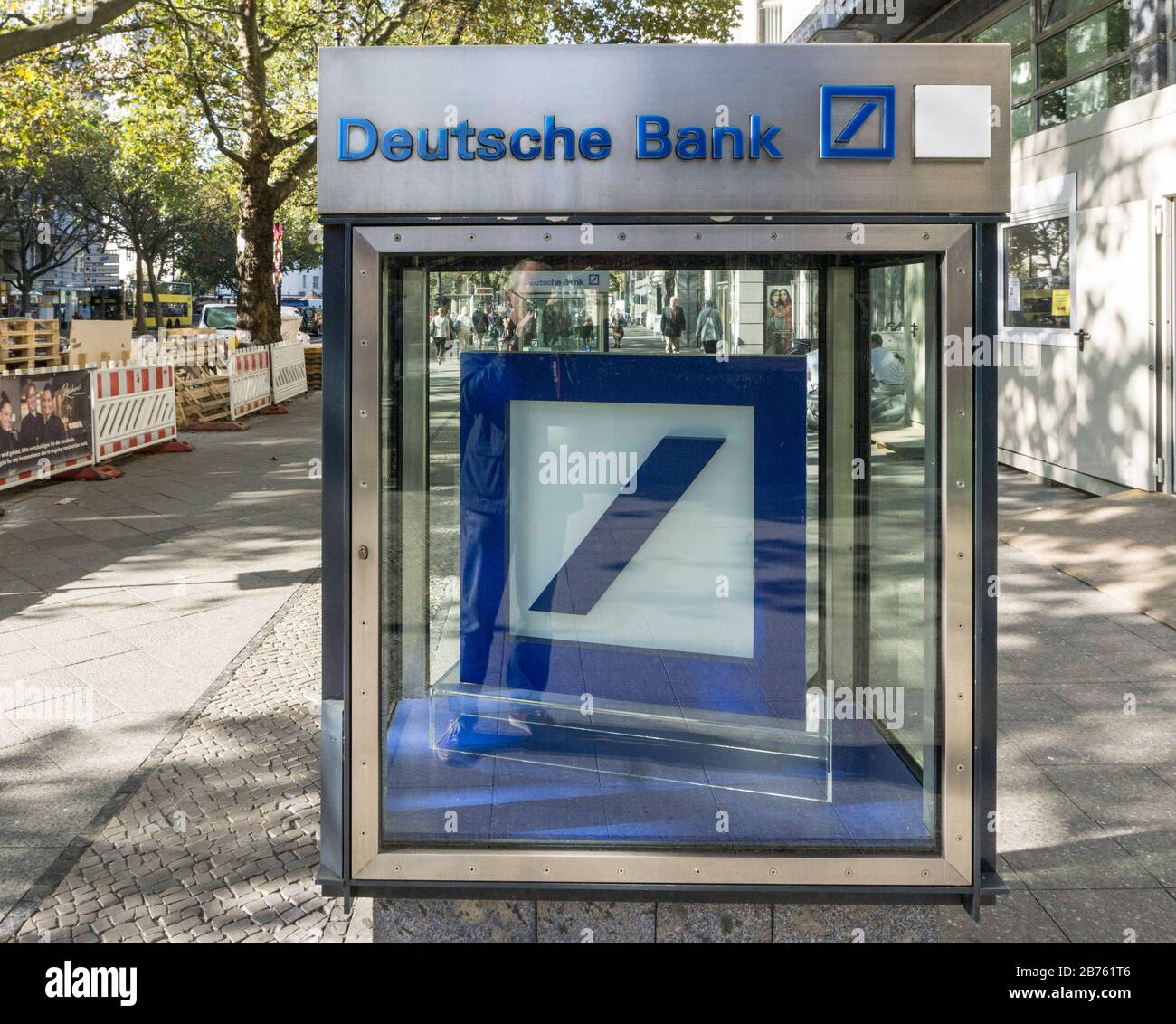 Eine Vitrine mit Logos der Deutschen Bank steht am 26. September 2016 vor einer Filiale der Deutschen Bank in Berlin, als die Deutsche Bank auf ein Rekordtief fällt. Das US-Justizministerium fordert eine Geldstrafe von 12 Milliarden Euro als Entschädigung für Betrügereien auf dem US-Immobilienmarkt. [Automatisierte Übersetzung] Stockfoto