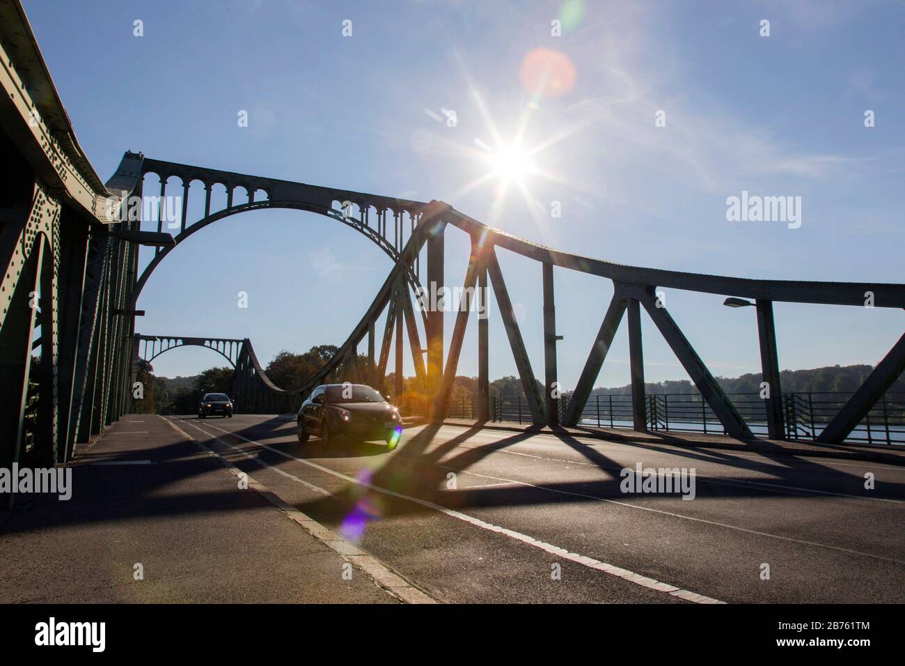 Autos fahren über die Glienicker Brücke . Die Glienicker Brücke bildet heute die Stadtgrenze zwischen Berlin und Potsdam und war zur Zeit der deutschen Teilung Grenzort und Umsteigepunkt für Spione aus Ost und West. [Automatisierte Übersetzung] Stockfoto