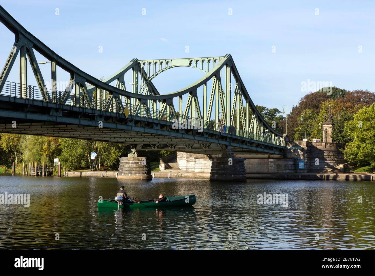Heute bildet die Glienicker Brücke die Stadtgrenze zwischen Berlin und Potsdam und war zur Zeit der deutschen Teilung Grenzort und Umsteigepunkt für Spione aus Ost und West. [Automatisierte Übersetzung] Stockfoto