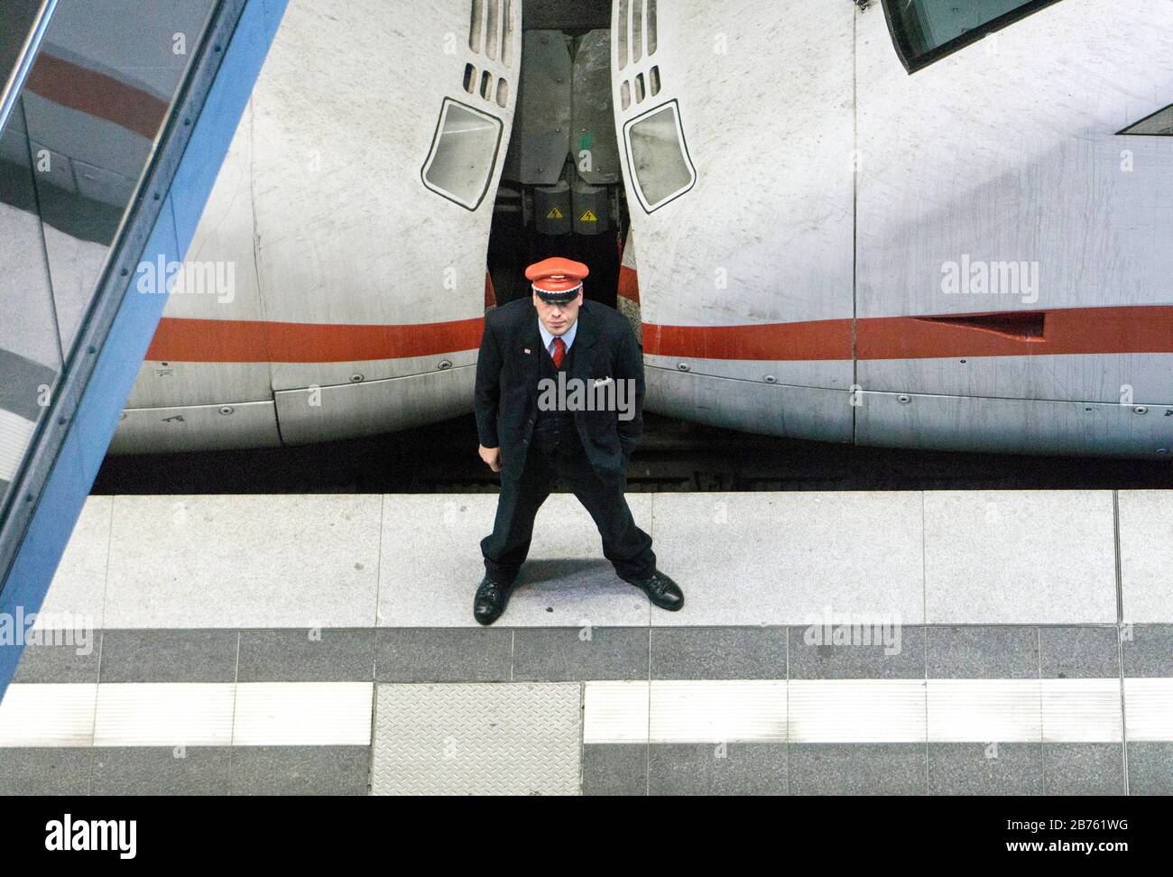 Ein Mitarbeiter der Deutschen Bahn steht am 26. September 2016 vor einem ICE-Zug auf dem Bahnsteig des Berliner Hauptbahnhofs. [Automatisierte Übersetzung] Stockfoto