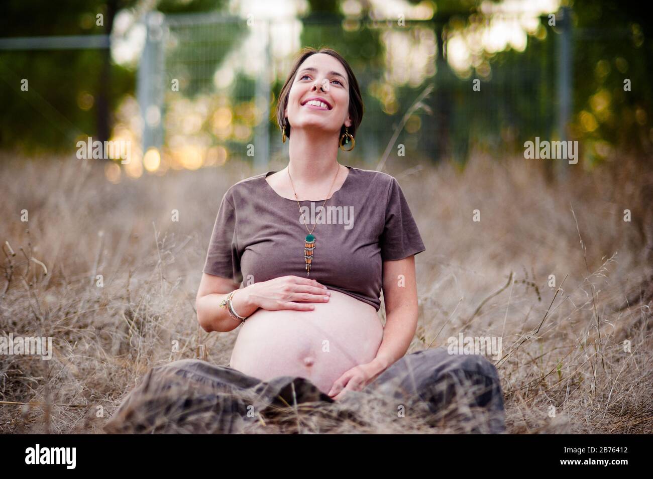 Süß glücklich schwanger auf den Feldern Stockfoto