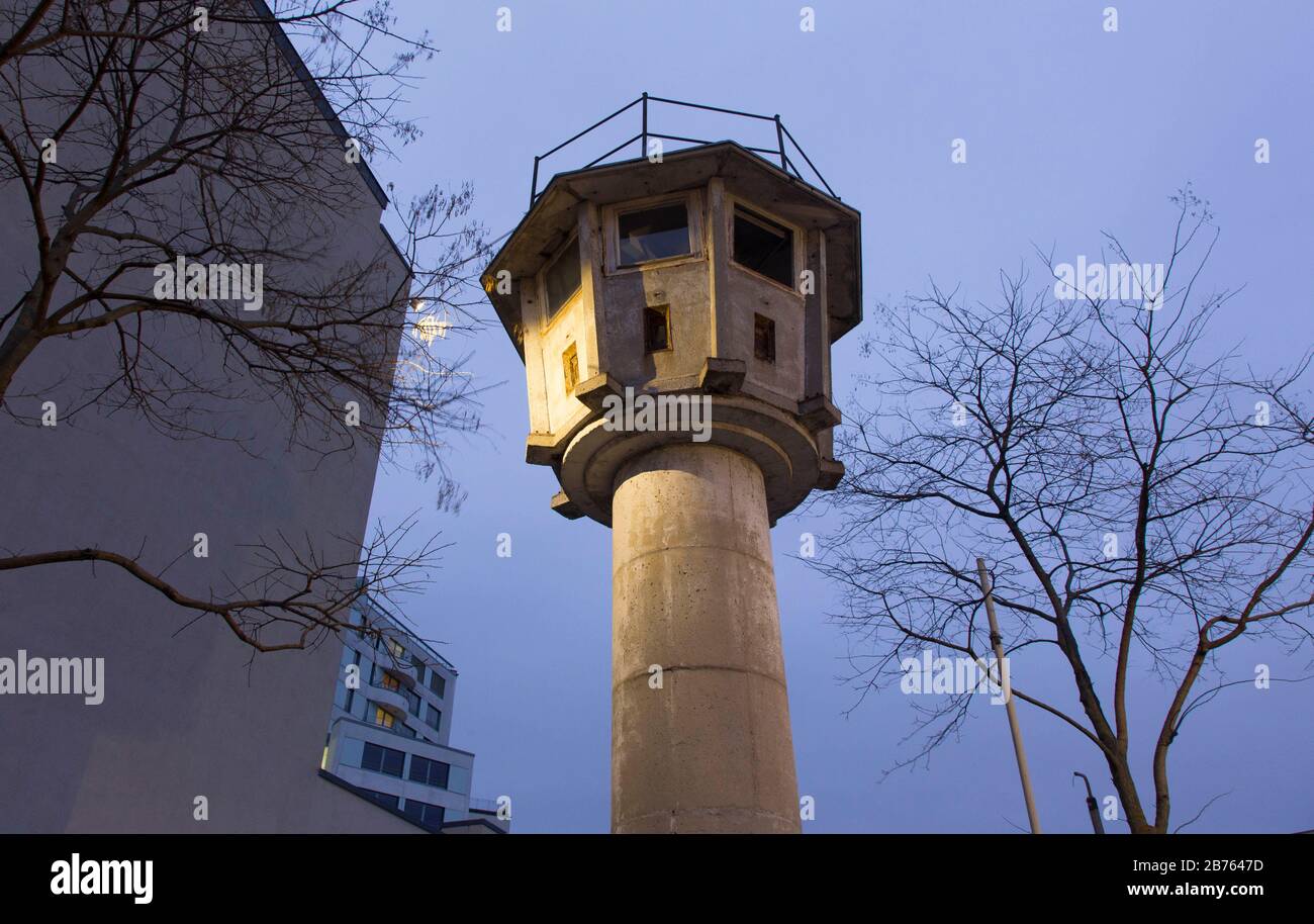 Der Aussichtsturm "BT 6" steht am 12.03.2016 in unmittelbarer Nähe des Potsdamer Platzes. Es wurde 1969 erbaut und ist einer von 200 Wachtürmen im Berliner Stadtgebiet, von denen DDR-Grenzsoldaten das Gebiet in der Nähe der Mauer zu dieser Zeit kontrollierten. [Automatisierte Übersetzung] Stockfoto