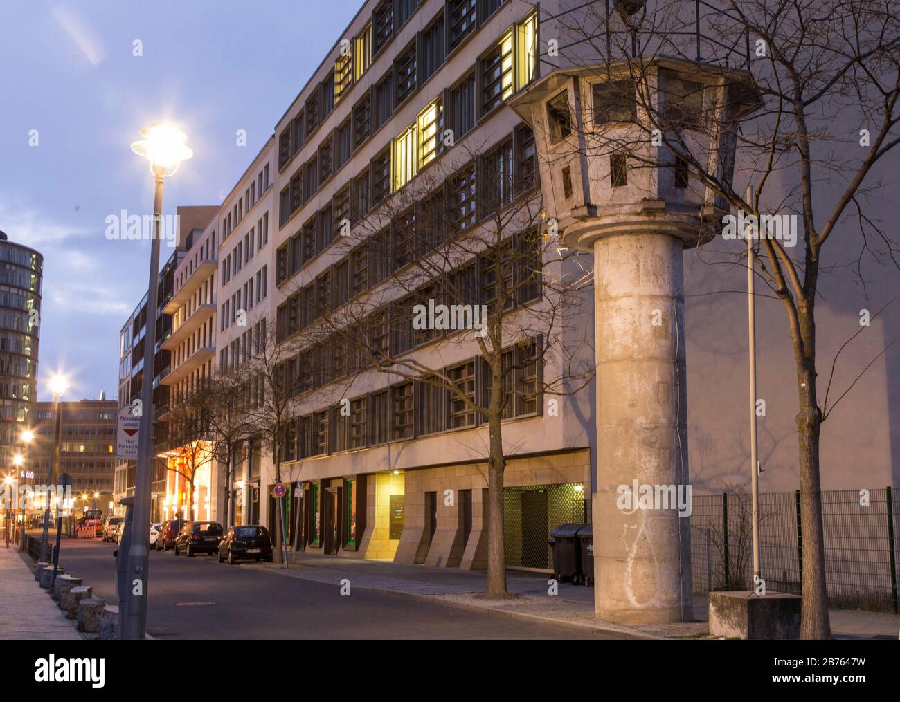 Der Aussichtsturm "BT 6" steht am 12.03.2016 in unmittelbarer Nähe des Potsdamer Platzes. Es wurde 1969 erbaut und ist einer von 200 Wachtürmen im Berliner Stadtgebiet, von denen DDR-Grenzsoldaten das Gebiet in der Nähe der Mauer zu dieser Zeit kontrollierten. [Automatisierte Übersetzung] Stockfoto