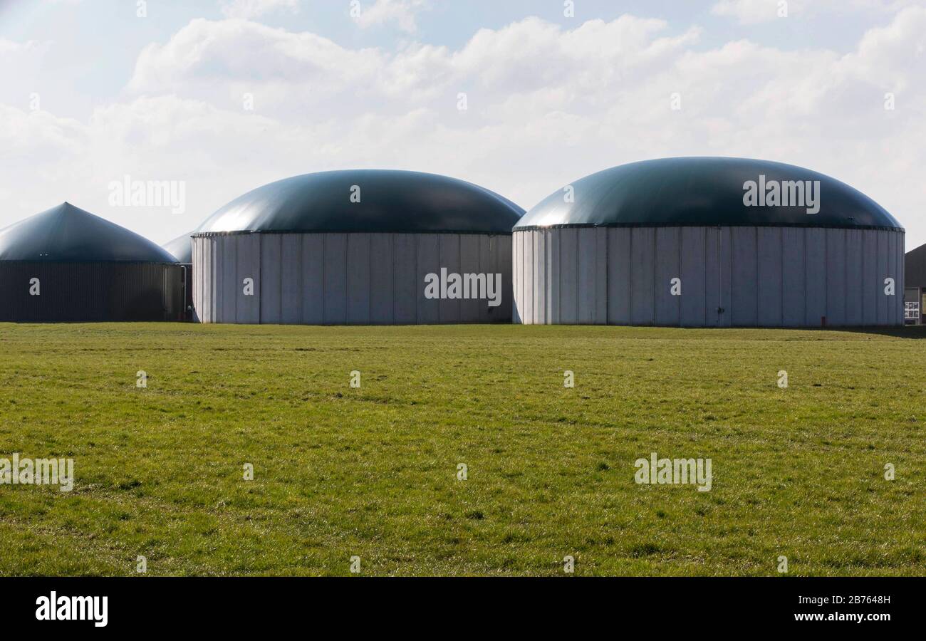 Blick auf eine Biogasanlage, am 16.03.2016. Energiegewinnung aus der Biomasseproduktion bei einem Agrarbetrieb in Nauen, Brandenburg. [Automatisierte Übersetzung] Stockfoto