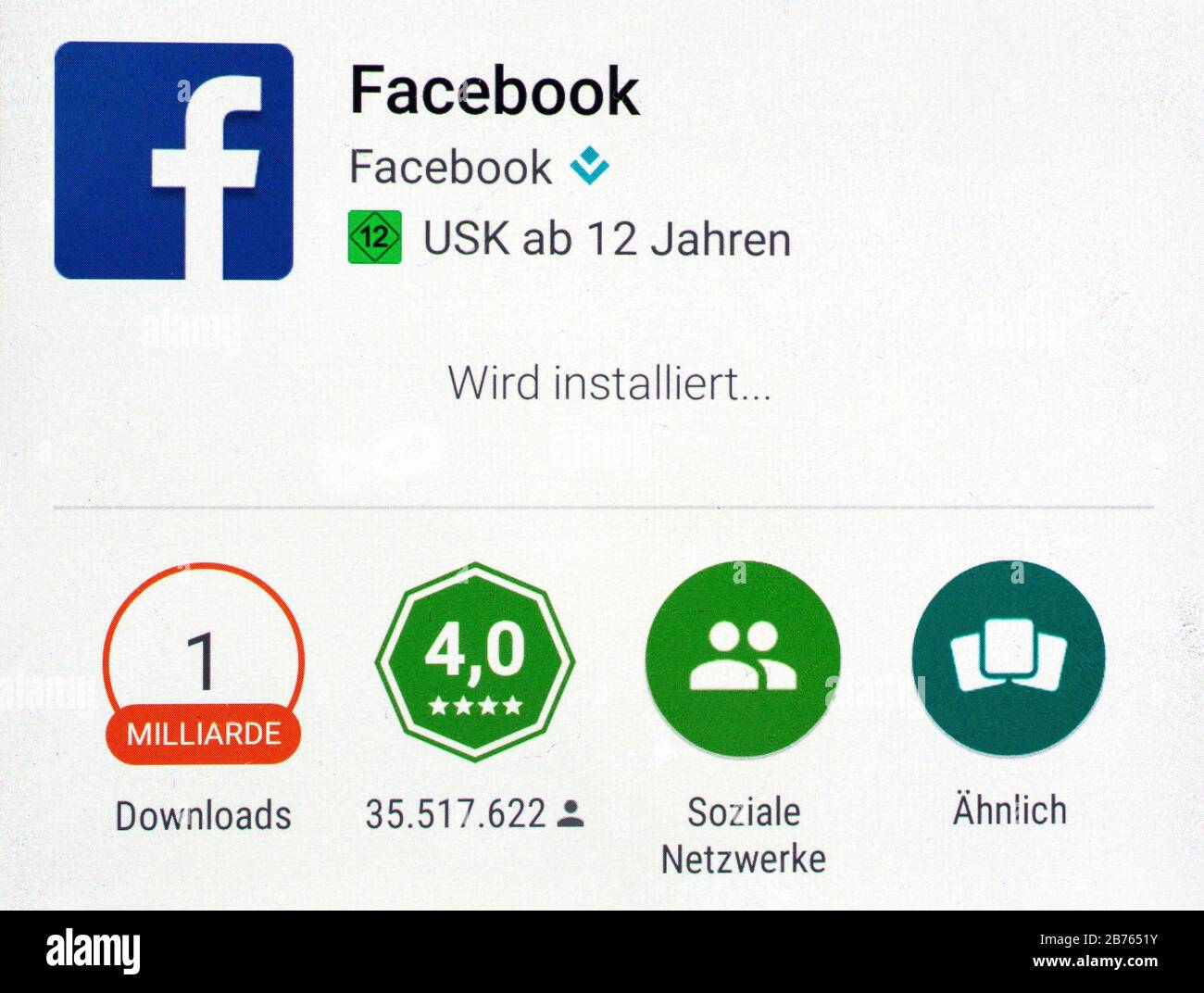 Auf einem Bildschirm eines Android-Smartphones wird der Download der Facebook-App am 12.01.2016 angezeigt. Die Facebook-App wurde bereits über 1 Milliarde Mal heruntergeladen. [Automatisierte Übersetzung] Stockfoto