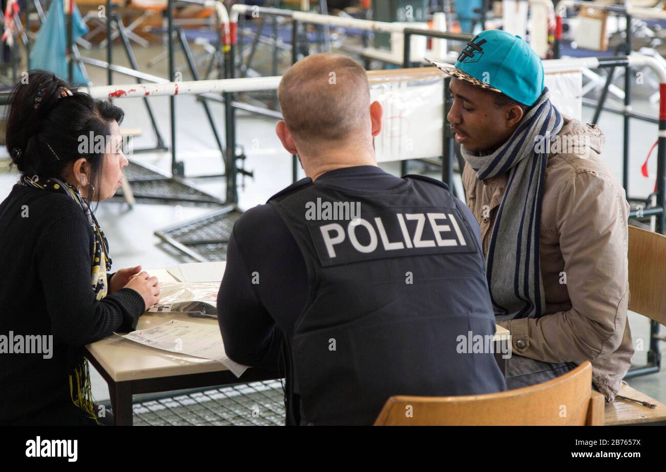 Ein Flüchtling wird am 05.02.2016 von einem Polizeibeamten der Bundespolizei mit Hilfe eines Dolmetschers über seine Herkunft und Fluchtgründe befragt. [Automatisierte Übersetzung] Stockfoto