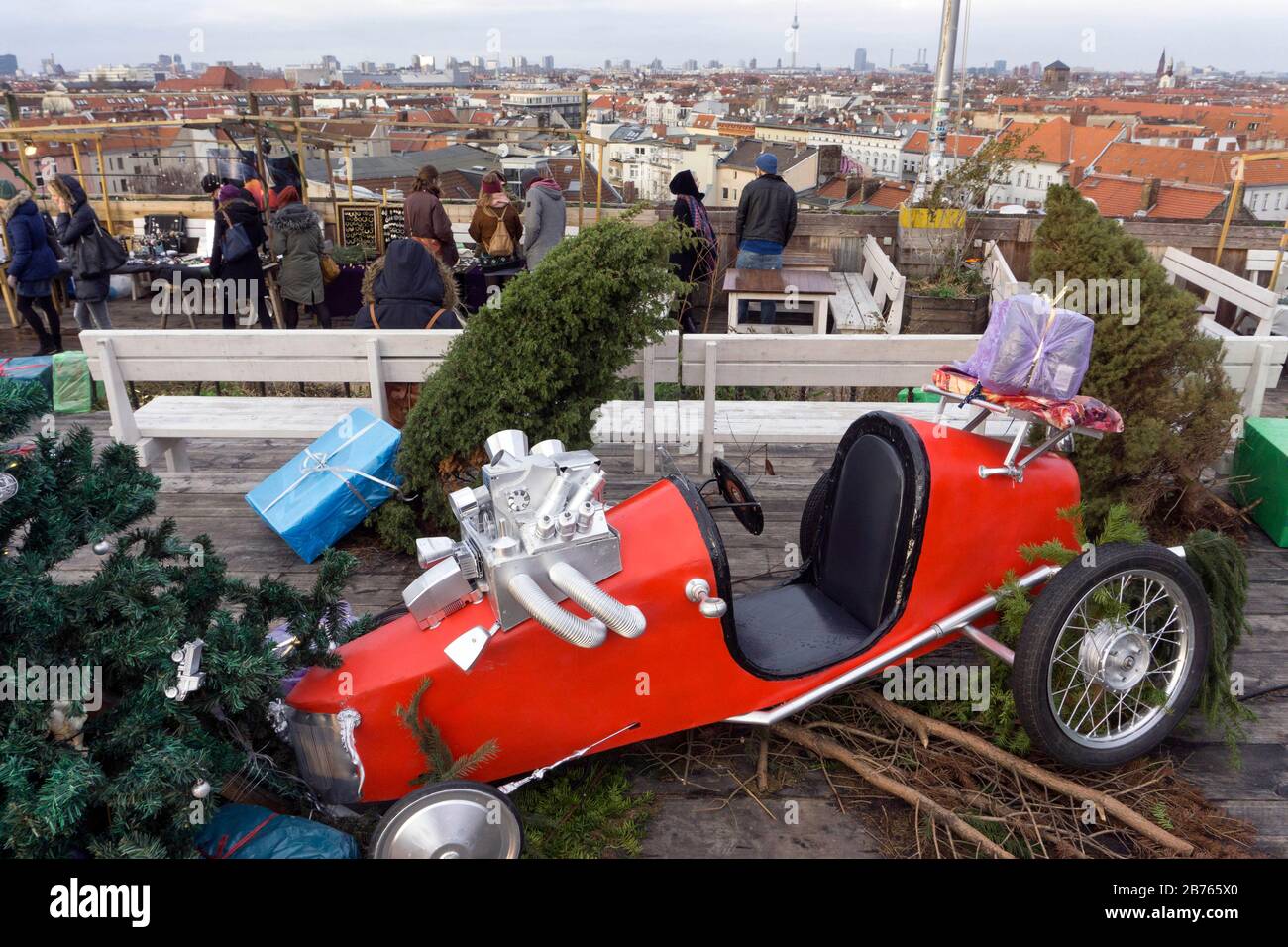 Der wohl höchste Weihnachtsmarkt in Berlin ist der sogenannte Klunkerkranich mit Blick über Berlin. Zahlreiche Stände bieten ungewöhnliche und teilweise selbst hergestellte Produkte zum Kauf und zur Abkehr an. Der Kulturdachgarten auf dem Parkdeck des Neukoelln Arcarden ist ein Weihnachtsmarkt im Winter und eine Bar im Sommer. [Automatisierte Übersetzung] Stockfoto