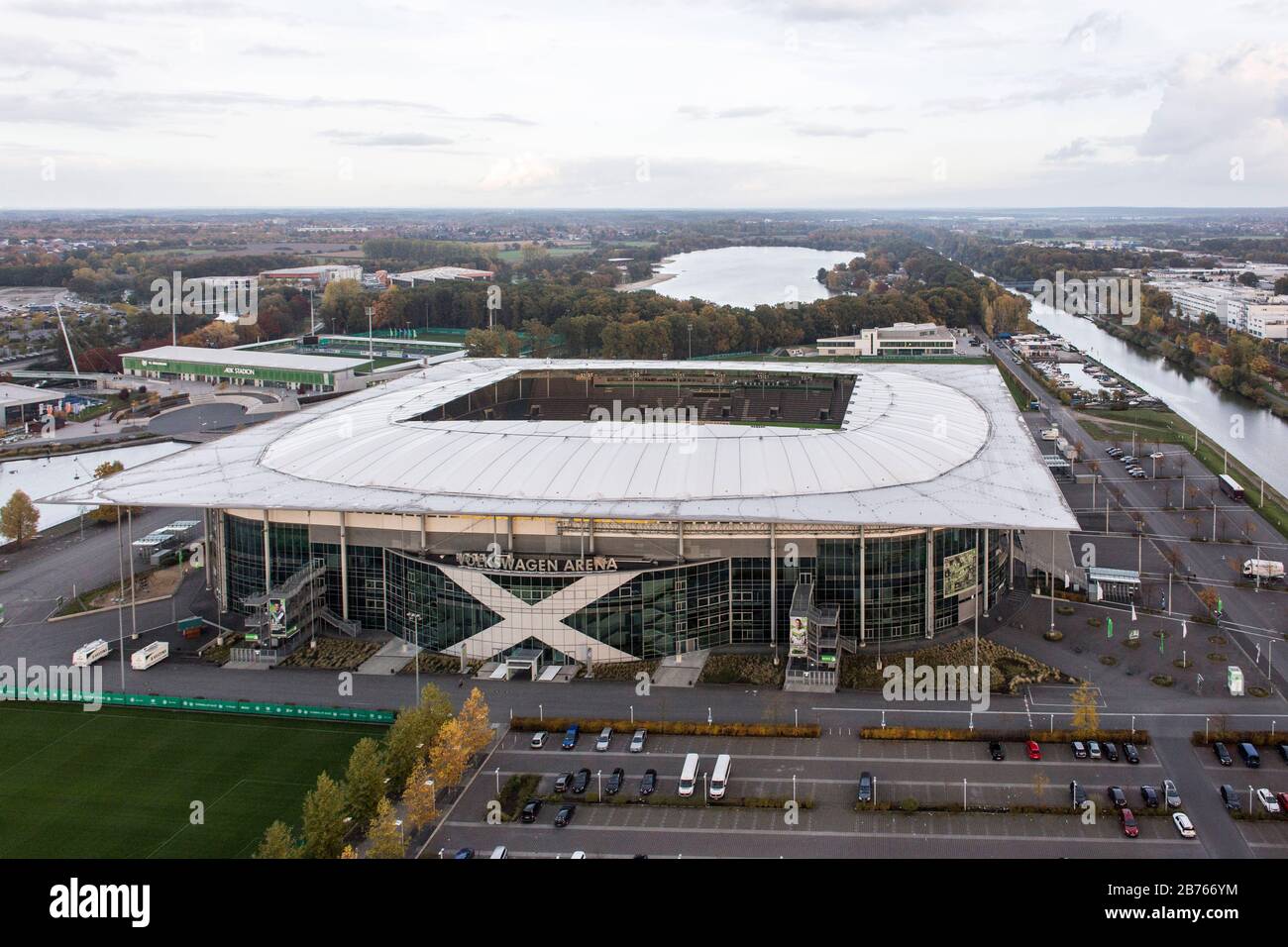 Luftbild des Fußballstadions DES VFL Wolfsburg: Die Stadt Wolfsburg reagiert auf die sich ausweitende Abgaskrise bei Volkswagen. Die Stadt verfügte über einen Budgetstopp und einen Einstellungsstopp. Volkswagen ist der größte Arbeitgeber der Stadt. [Automatisierte Übersetzung] Stockfoto
