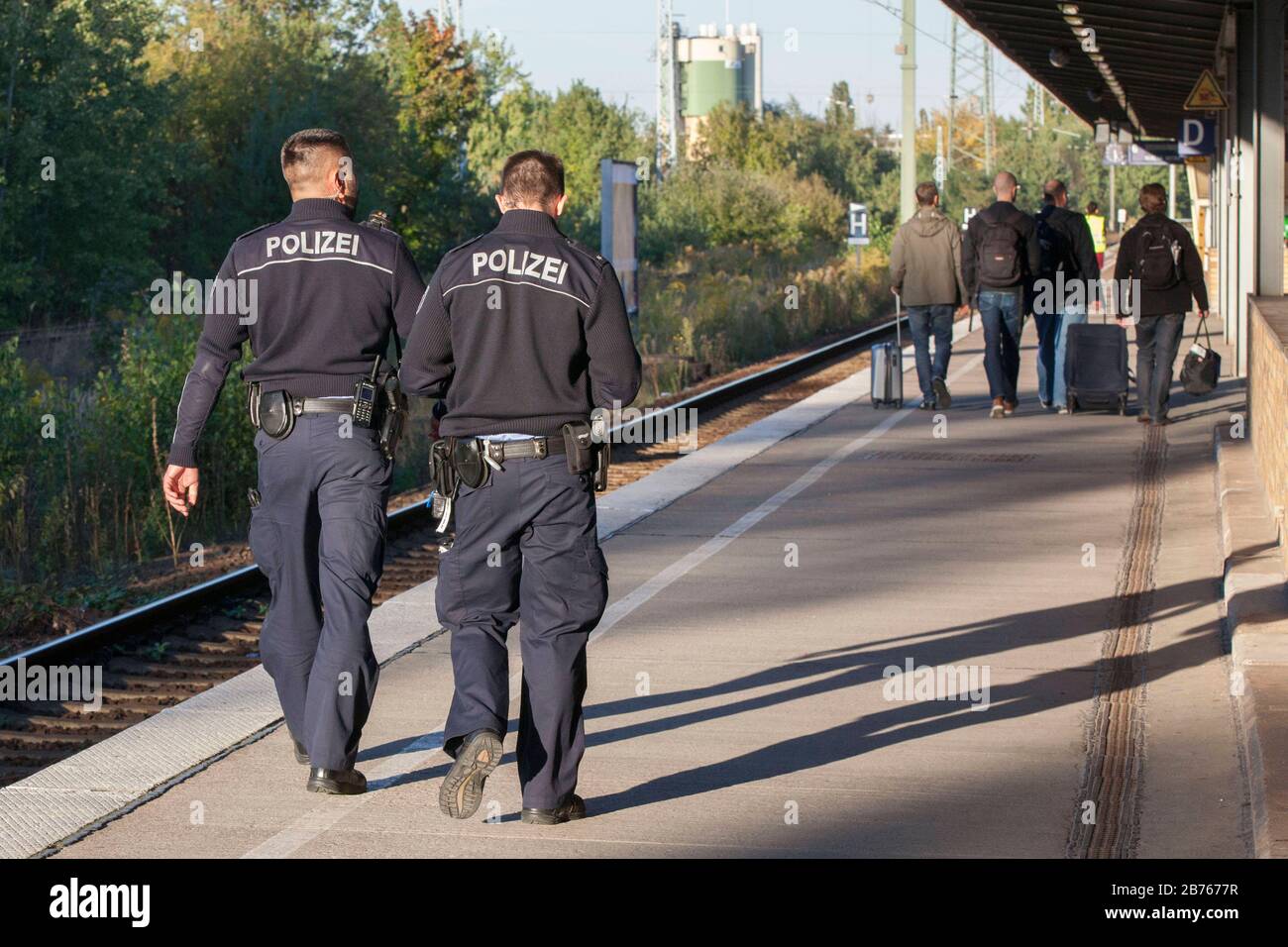 Oktober 2015 gehen zwei Polizisten über einen Bahnsteig am Bahnhof Schönefeld. [Automatisierte Übersetzung] Stockfoto