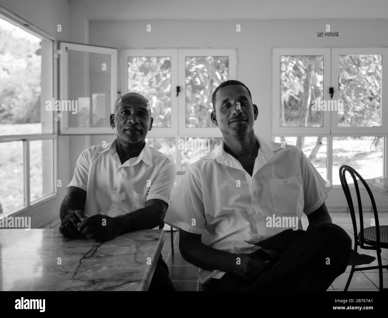 Kuba befindet sich an einem Scheideweg. Die Menschen hoffen auf wirtschaftlichen und politischen Wandel durch die politische Annäherung Kubas an die Vereinigten Staaten. Viele Menschen sind jedoch skeptisch gegenüber der Zukunft. Schon heute kommt die Schere immer schneller auseinander. Viele Menschen befürchten einen Ausverkauf ihres Landes an ausländische Investoren. Dieser Bericht befasst sich mit den Menschen in Kuba, die im Zweifel sind und die mit großer Besorgnis über die bevorstehende Veränderung blicken. [Automatisierte Übersetzung] Stockfoto