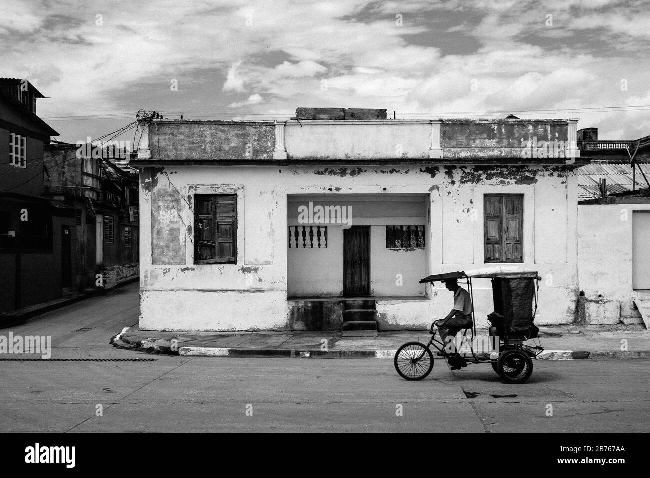 Kuba befindet sich an einem Scheideweg. Die Menschen hoffen auf wirtschaftlichen und politischen Wandel durch die politische Annäherung Kubas an die Vereinigten Staaten. Viele Menschen sind jedoch skeptisch gegenüber der Zukunft. Schon heute kommt die Schere immer schneller auseinander. Viele befürchten, dass ihr Land an ausländische Investoren ausverkauft wird. Dieser Bericht befasst sich mit den Menschen in Kuba, die im Zweifel sind und die mit großer Besorgnis über die bevorstehende Veränderung blicken. [Automatisierte Übersetzung] Stockfoto