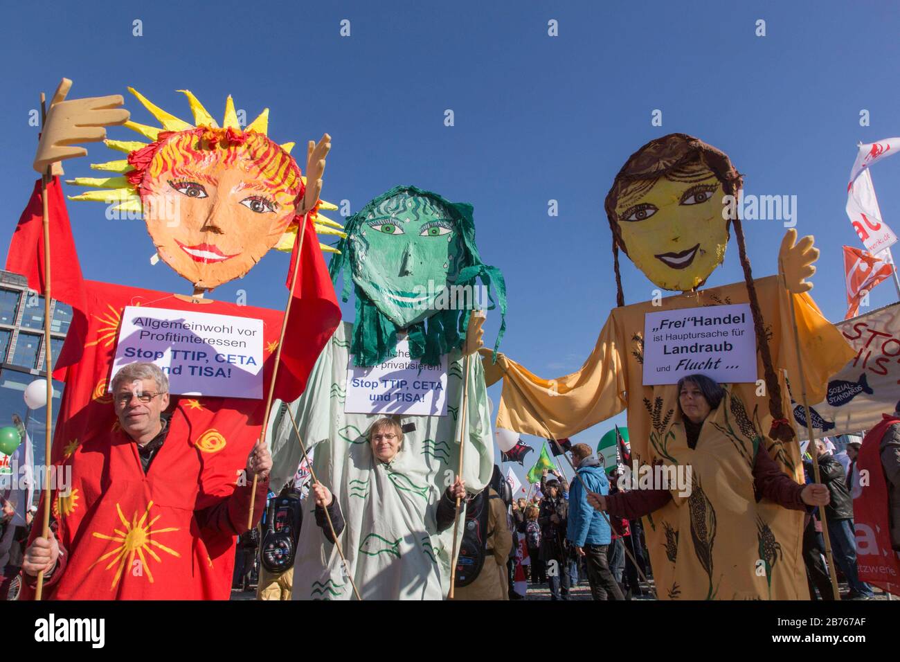 Zehntausende Menschen versammelten sich am 10.10.15 in Berlin, um gegen das Freihandelsabkommen TTIP zu demonstrieren. [Automatisierte Übersetzung] Stockfoto