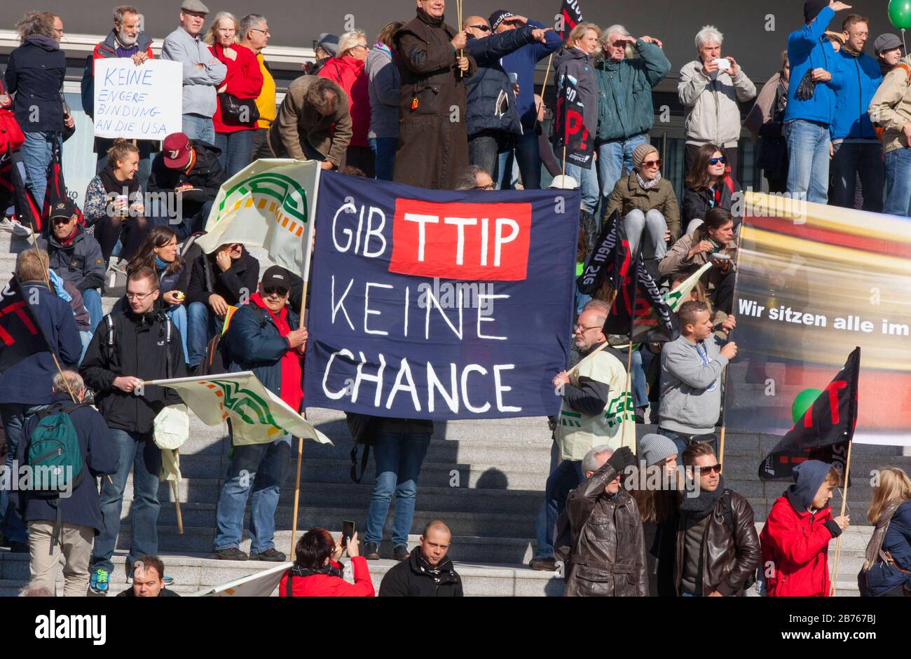Zehntausende Menschen versammelten sich am 10.10.15 in Berlin, um gegen das Freihandelsabkommen TTIP zu demonstrieren. [Automatisierte Übersetzung] Stockfoto
