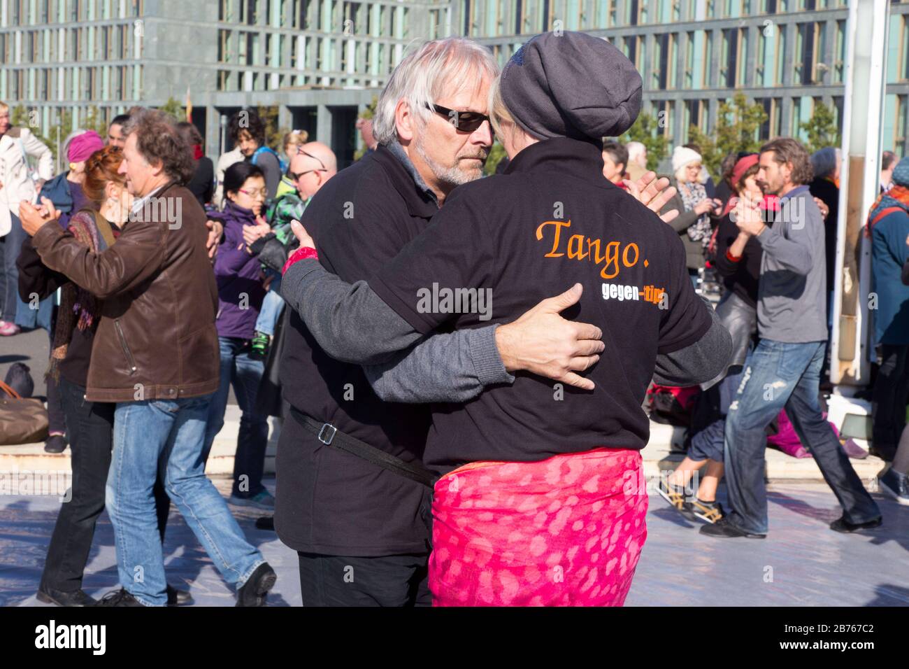 Unter dem Motto Tango gegen TIP tanzen CETA und TASA Tango-Freunde am 10.10.15 auf der Kronprinzenbrücke. Zehntausende Menschen versammelten sich, um gegen das Freihandelsabkommen TTIP zu demonstrieren. [Automatisierte Übersetzung] Stockfoto