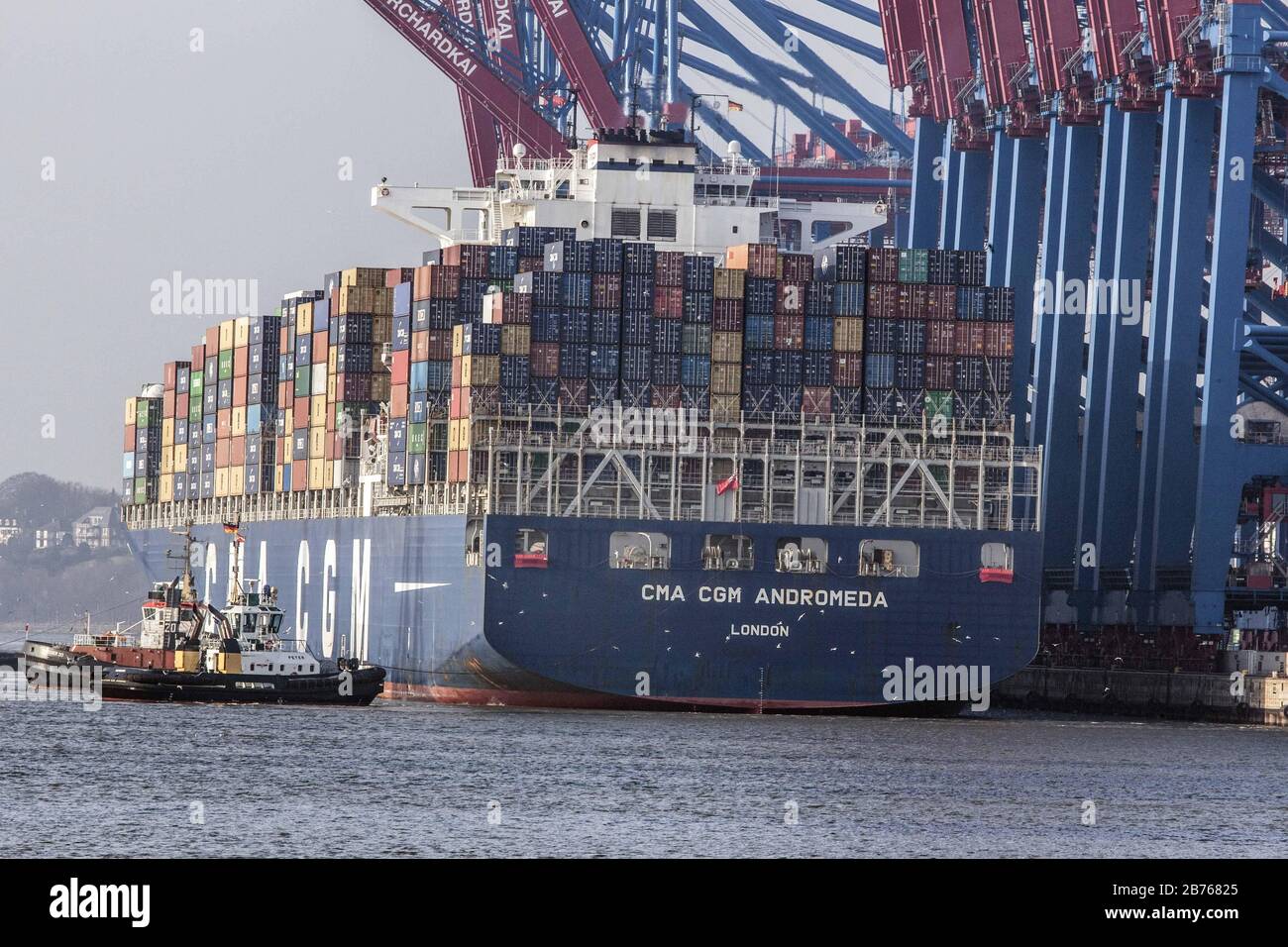 Hamburg, 11.02.2014 je - EIN Containerschiff der CMA CGM-Schiffahrtsgesellschaft wird nach Burchardkai im Hamburger Hafen geschleppt. [Automatisierte Übersetzung] Stockfoto