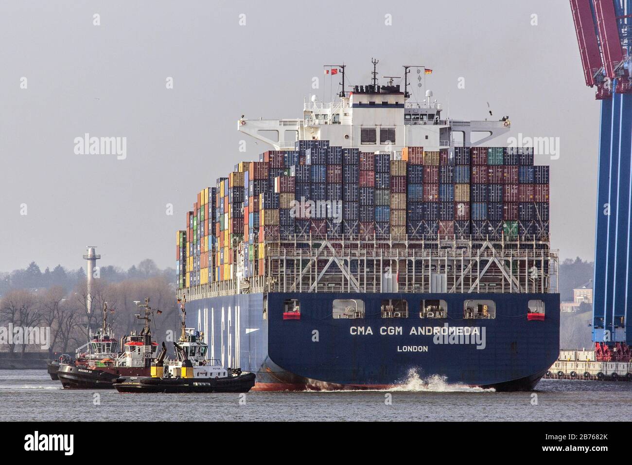 Hamburg, 11.02.2014 je - EIN Containerschiff der CMA CGM-Schiffahrtsgesellschaft wird nach Burchardkai im Hamburger Hafen geschleppt. [Automatisierte Übersetzung] Stockfoto