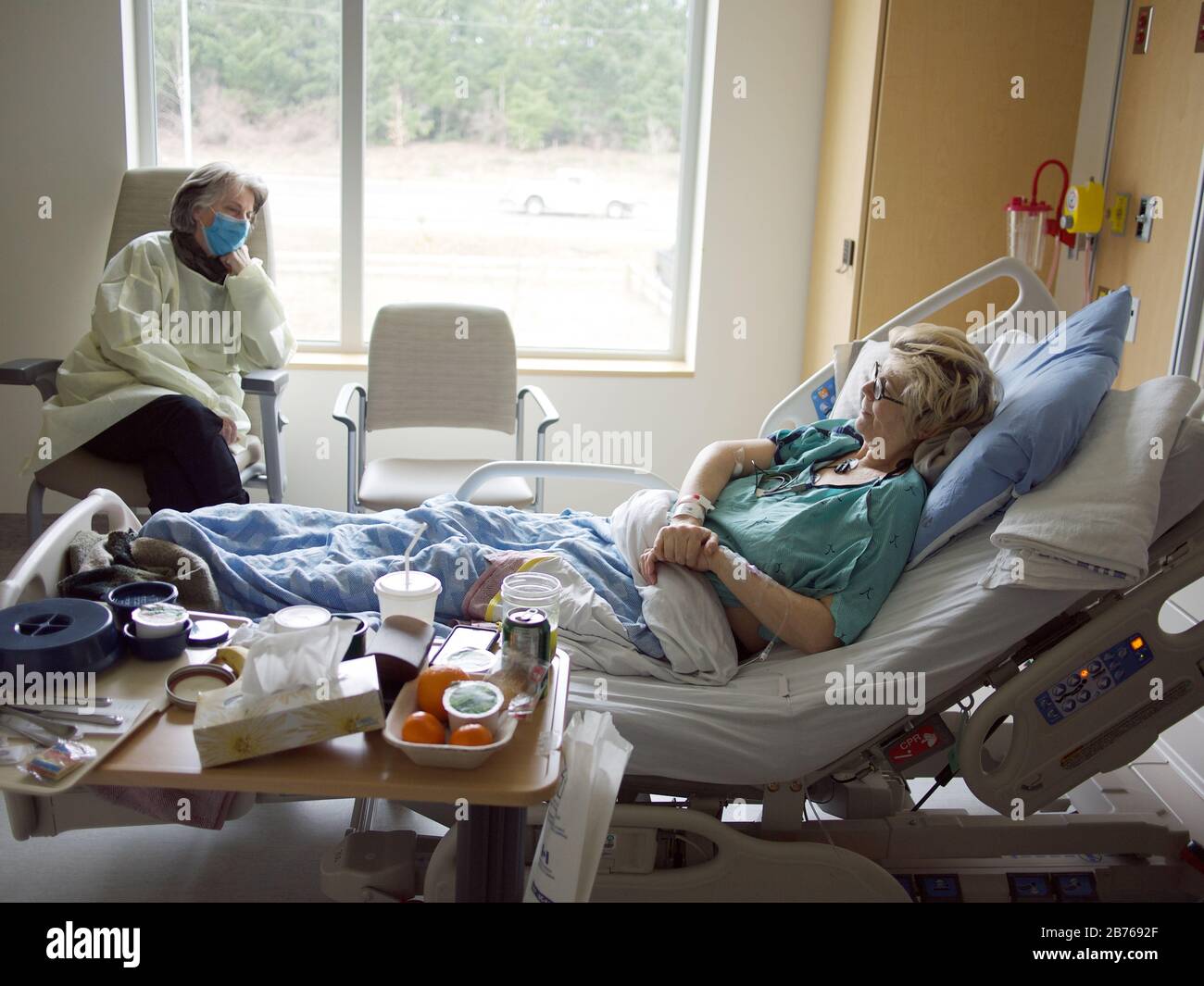 Frau besucht kranken Freund im Krankenhaus Stockfotografie Alamy