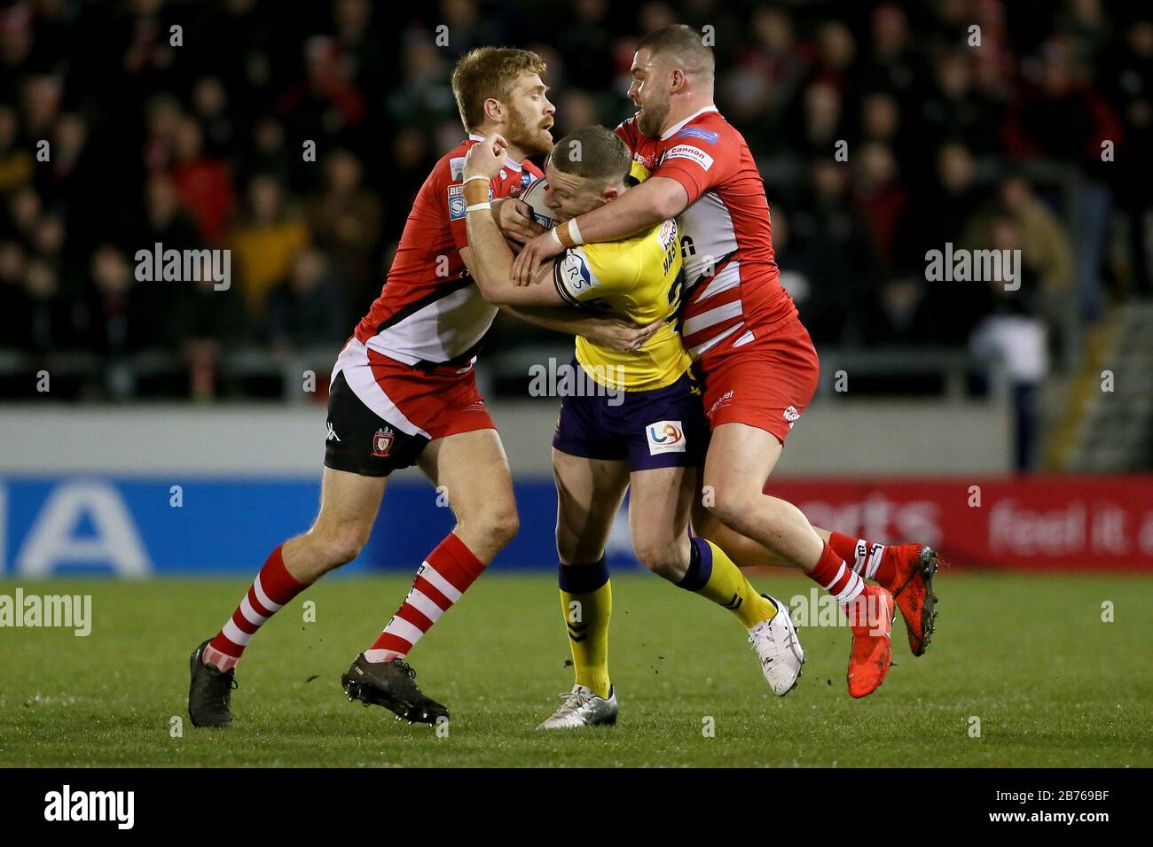 Wigan Warriors Jackson Hastings wird während des Super-League-Spiels im AJ Bell Stadium, Salford, in Angriff genommen. Stockfoto