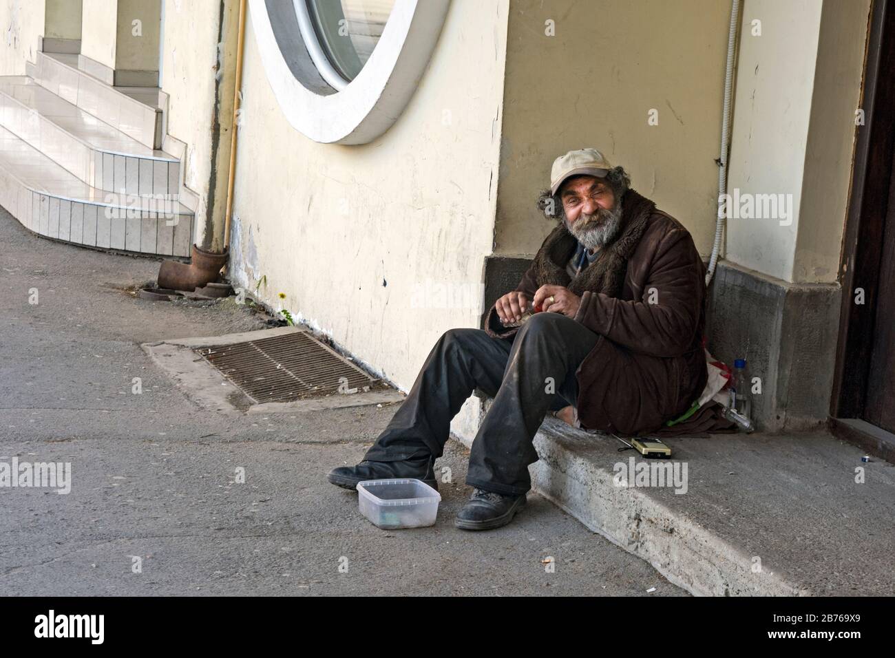 Zrenjanin, Serbien, 12. April 2018. Ein Bettler, der Zeit auf der Straße verbringt und auf jemanden wartet, der ihm etwas Geld gibt. Stockfoto