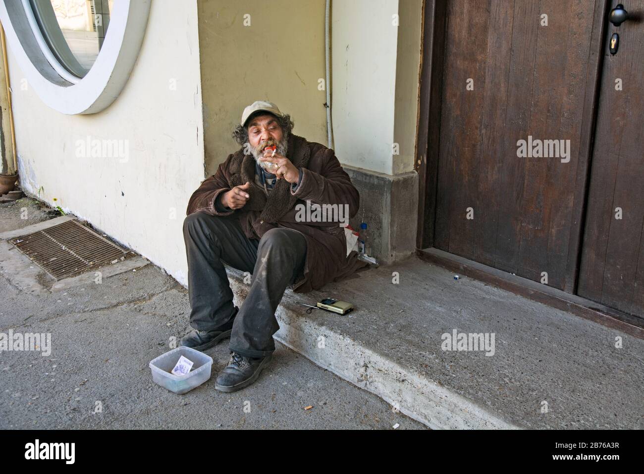 Zrenjanin, Serbien, 12. April 2018. Ein Bettler, der Zeit auf der Straße verbringt und auf jemanden wartet, der ihm etwas Geld gibt. Stockfoto