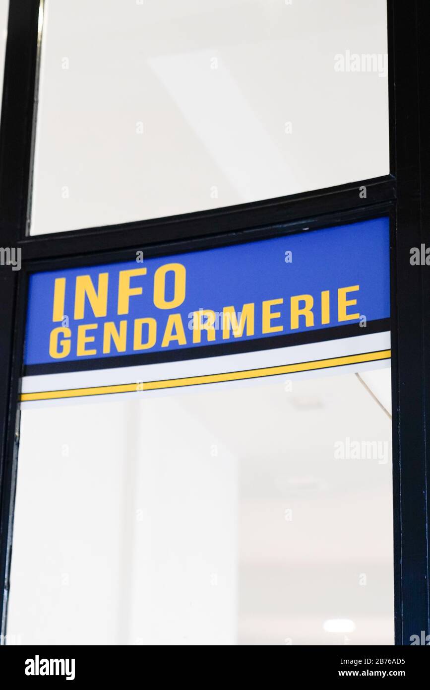 Bordeaux, Aquitanien/Frankreich - 03 07 2020: Französische Polizeibeamte der Gendarmerie wollten ein Informationsbüro Stockfoto