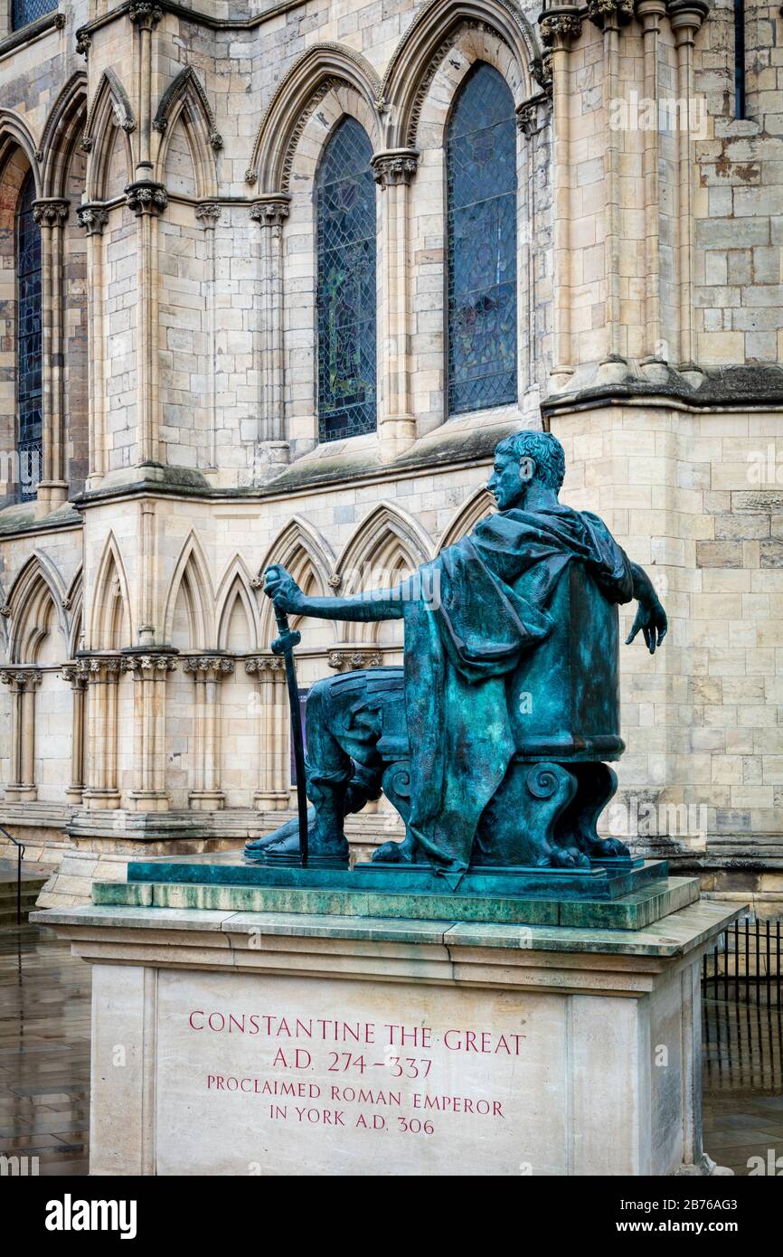 Bronzestatue von Kaiser Konstantin und gotischer Architektur von York Minster, York, Yorkshire, England, Großbritannien Stockfoto