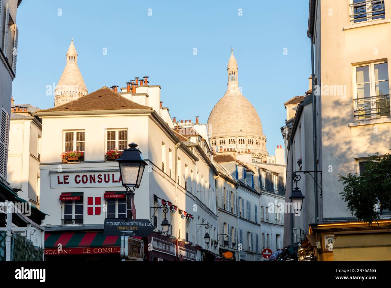 Abendsonnenlicht auf den Kuppeln von Basilique du Sacre Coeur und den Gebäuden von Montmartre, Paris, Frankreich Stockfoto