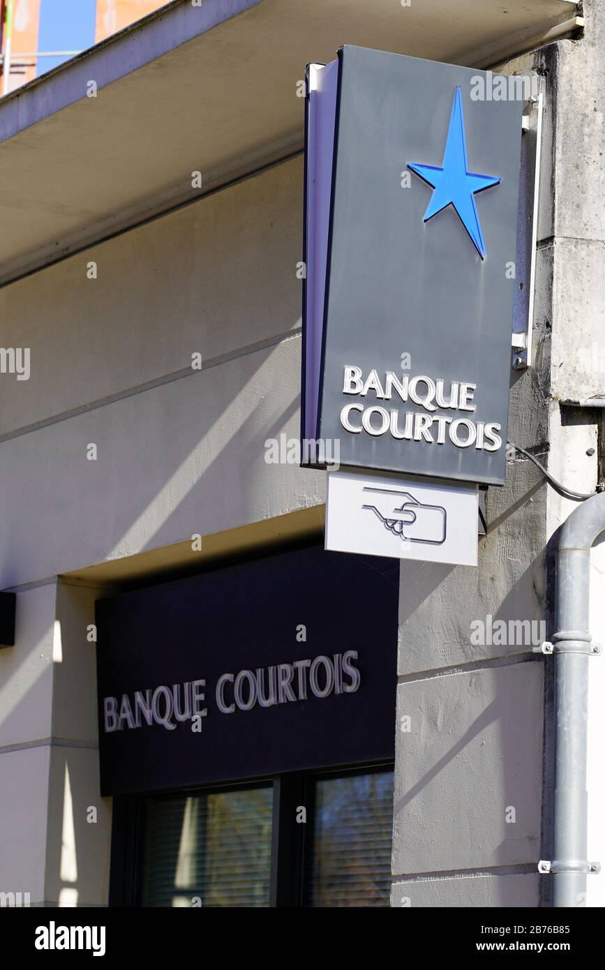 Bordeaux, Aquitanien/Frankreich - 02 02 02 2020: Banque Courtois Logo signore Office French Bank sign Store Stockfoto