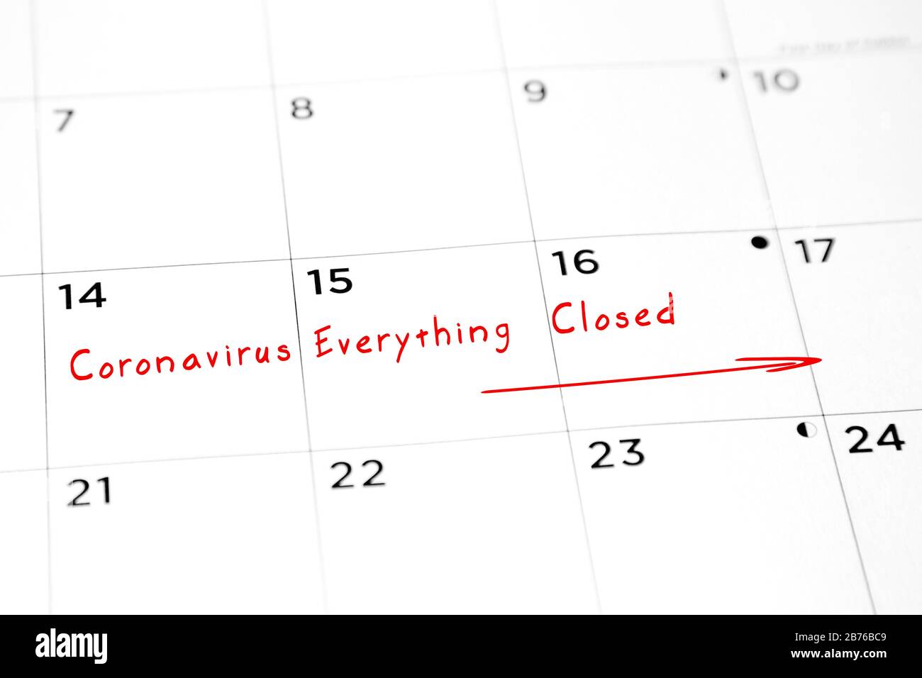 Coronavirus alles geschlossen in roter Markierung auf einem Kalender. Stockfoto