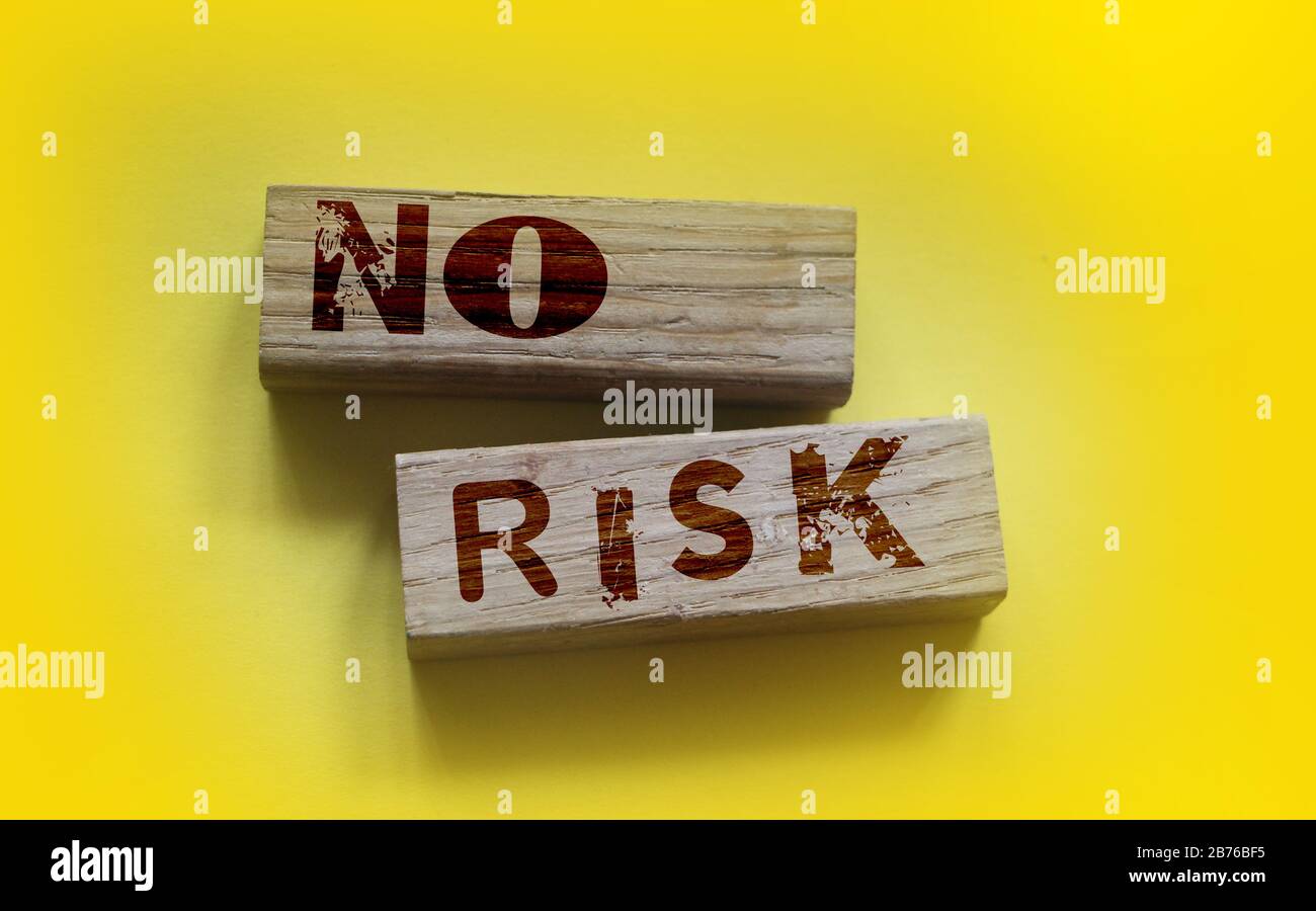 Keine Risikowörter auf Holzblöcken auf gelbem Hintergrund. Konzept des Risikomanagements Stockfoto