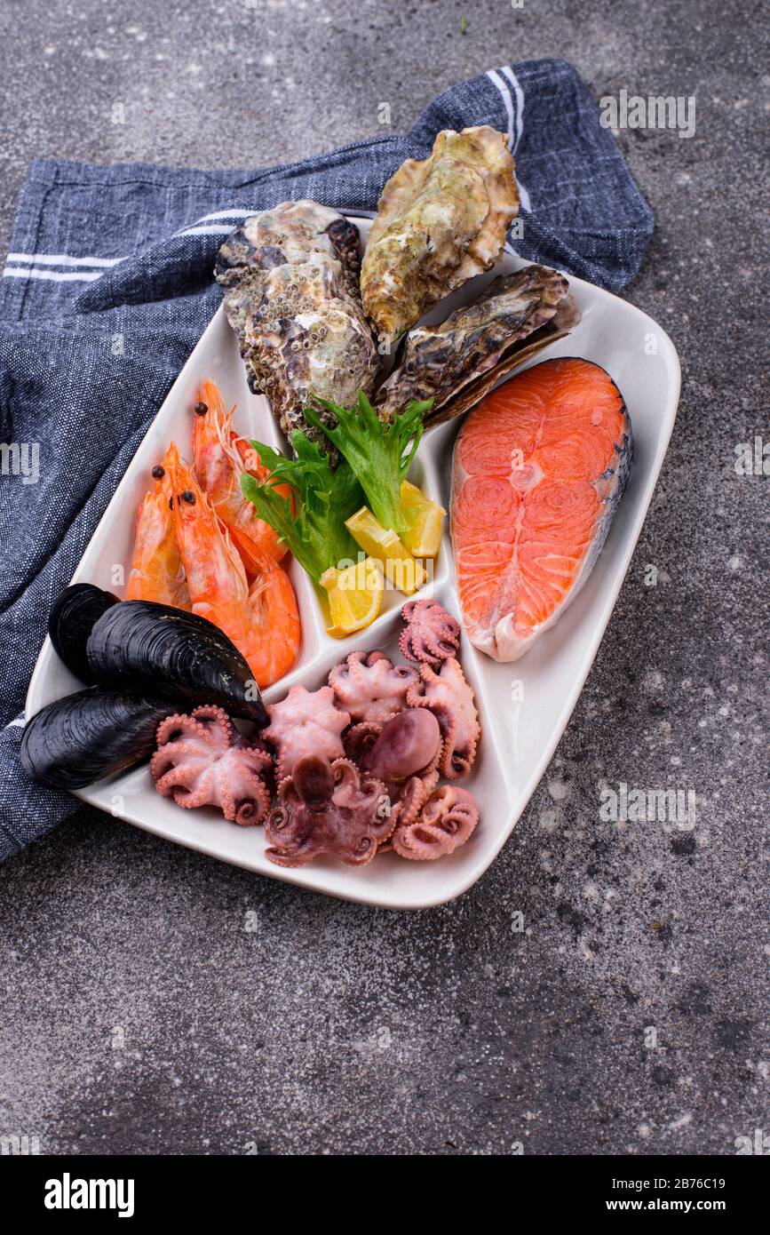 Set mit verschiedenen Meeresfrüchten auf Platte Stockfoto