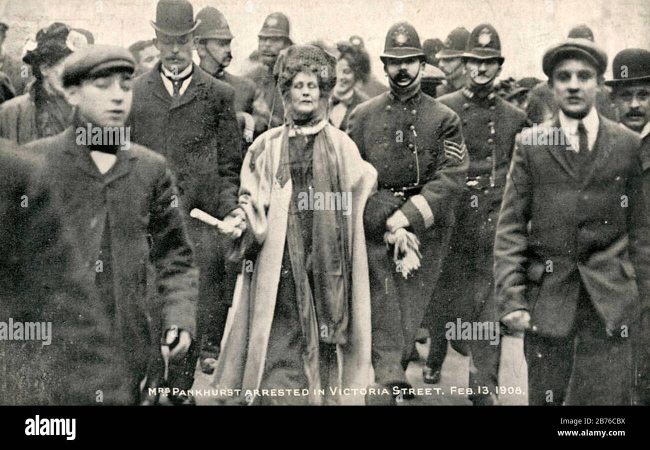 EMMELINE PANKHURST (1858-1928) Suffragettenführer wird in der Victoria Street, London, am 13. Februar 1908 verhaftet. Sie war Mitglied einer Deputation zum Unterhaus gewesen und wurde zusammen mit acht anderen wegen ihrer Militanz zu sechs Wochen Haft verurteilt. Stockfoto
