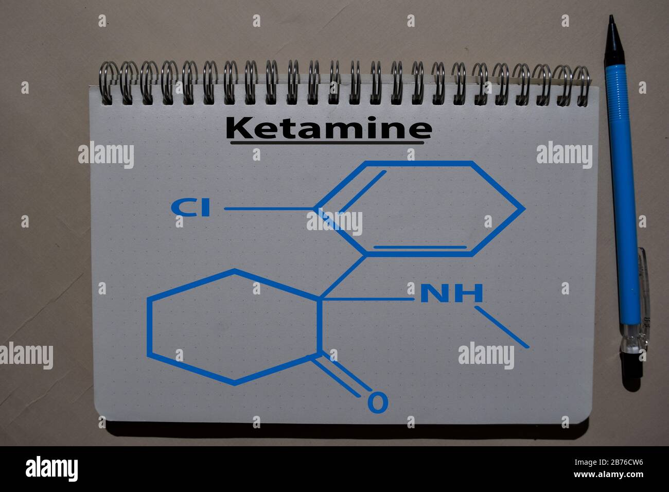 Ketamin schreibt auf ein Buch. Strukturelle chemische Formel. Bildungskonzept Stockfoto