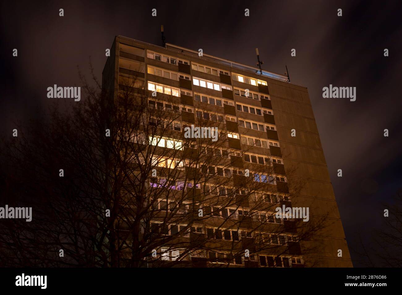 Hohes Apartmentgebäude gegen Wolfsburger Winter-Nachthimmel ohne Menschen Stockfoto