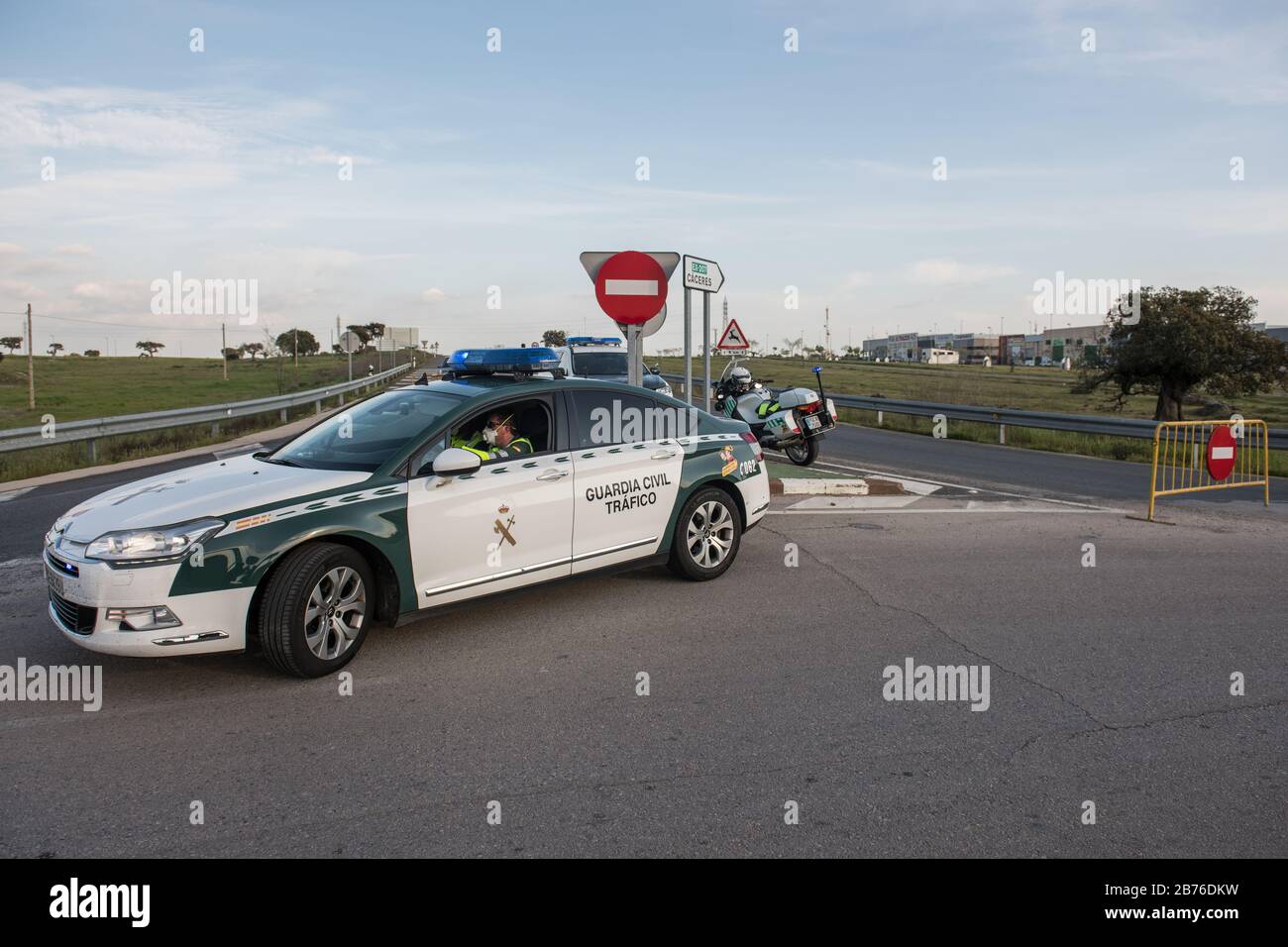 Die Zivilwache bewacht den Eingang von Arroyo de la Luz wegen der COVID19-Fälle. Stockfoto