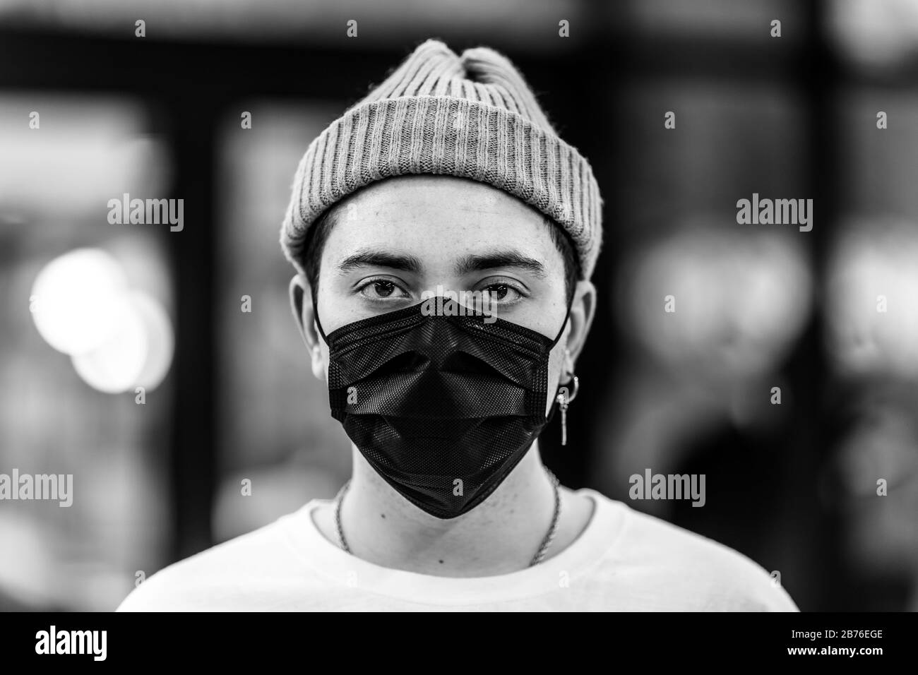 Ein Mann legt eine Maske aus einem Virus an. Stockfoto