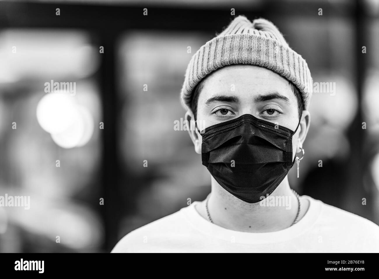Ein Mann legt eine Maske aus einem Virus an. Stockfoto