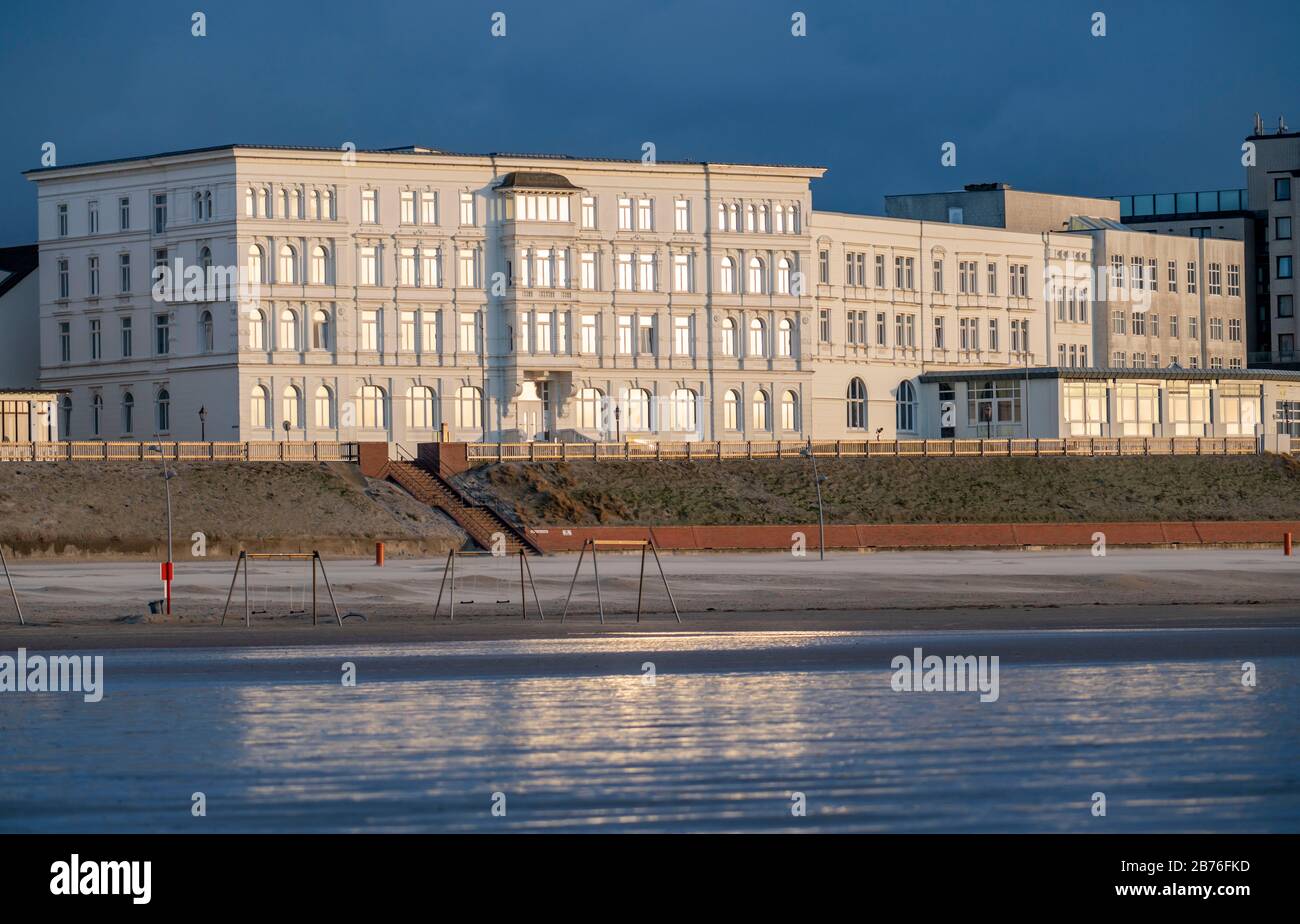 Skyline Der Nordseeinsel Borkum Strandhotel Hohenzollern Villa Victoria Cvjm Guesthouse Neuer Leuchtturm Frisia Niedersachsen Deutschland Stockfotografie Alamy