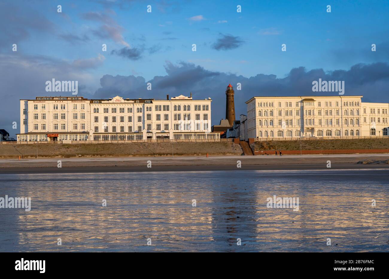 Skyline der Nordseeinsel Borkum, Strandhotel Hohenzollern, neuer Leuchtturm, Ostfriesland, Niedersachsen, Deutschland, Stockfoto